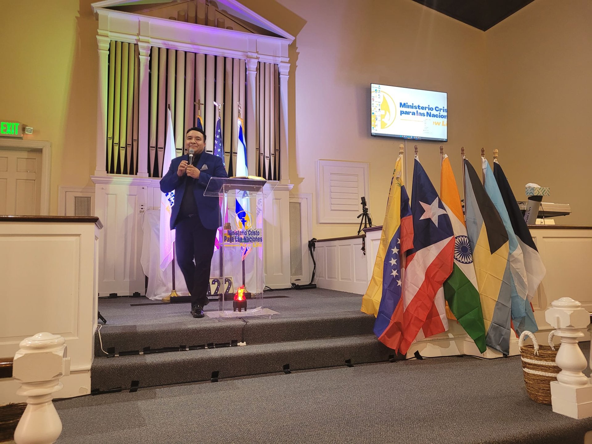 gray computer monitor