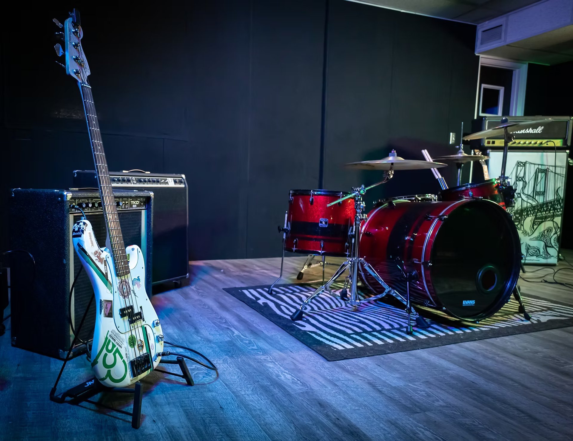 black and white bed linen