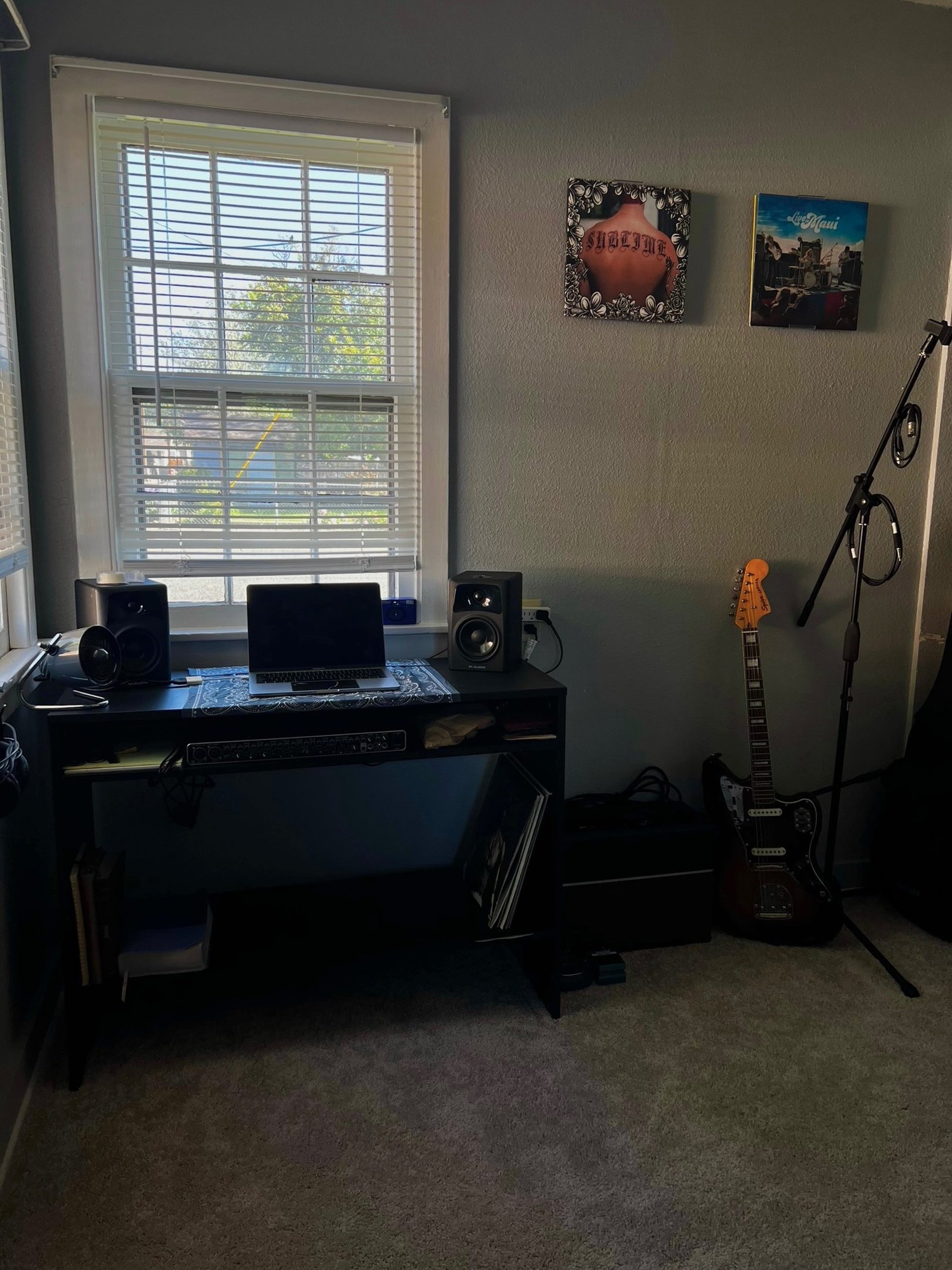 gray computer monitor