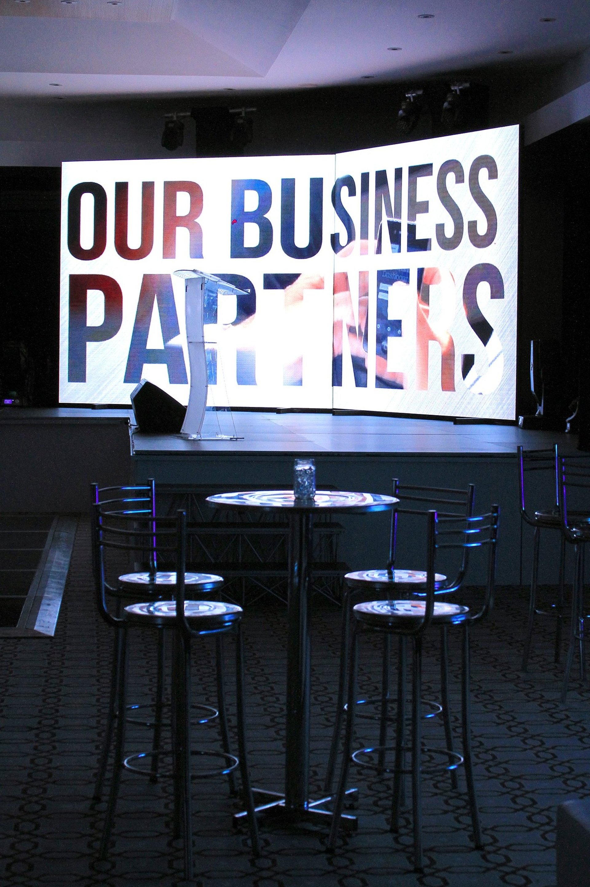 gray computer monitor