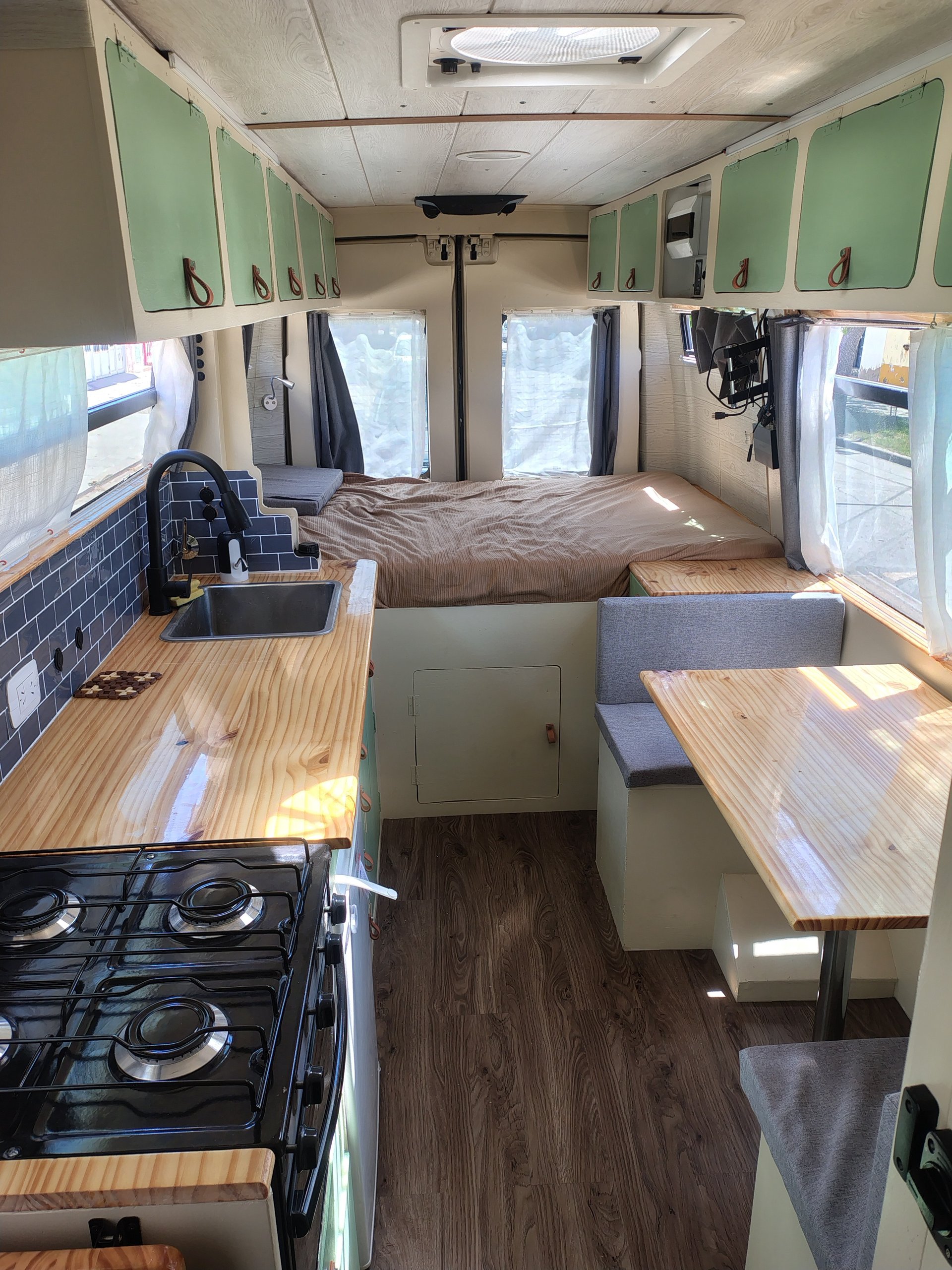 gray computer monitor