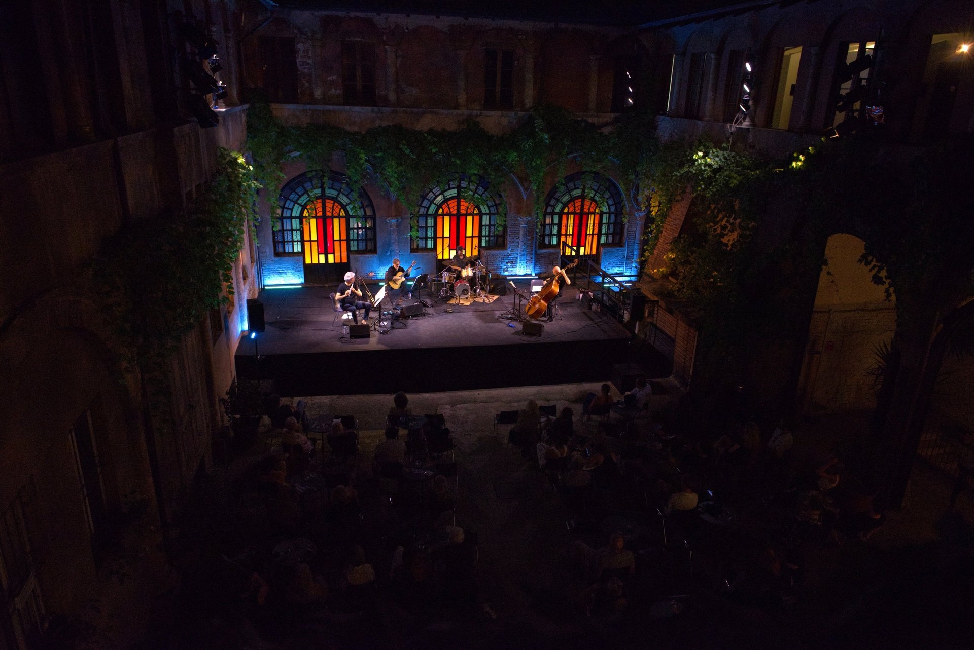 gray computer monitor