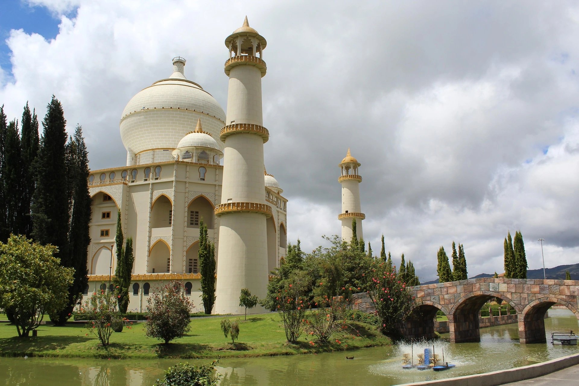 The iconic Taj Mahal monument and scenic lake inside Jaime Duque Park during a private day tour.