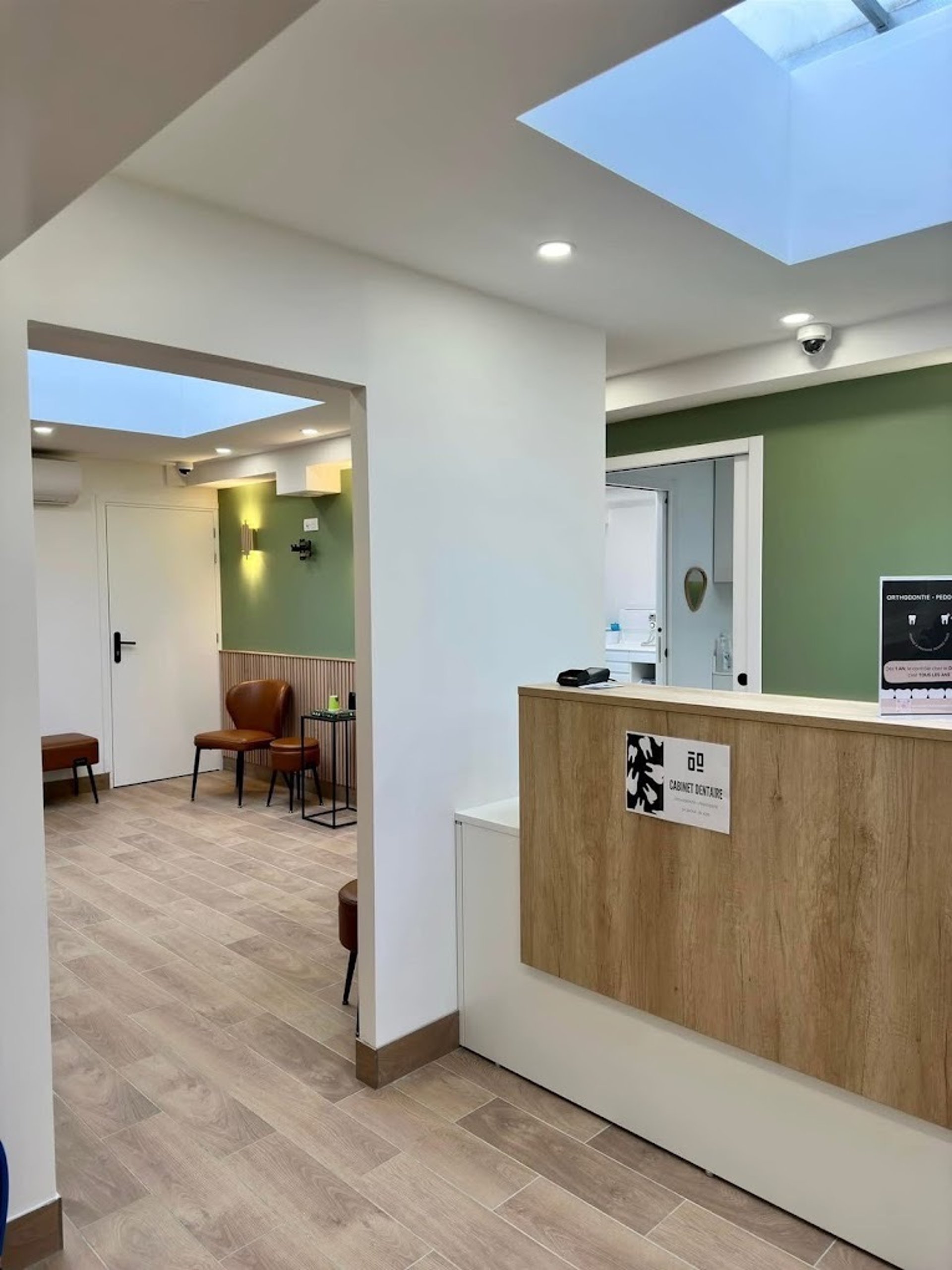 gray computer monitor