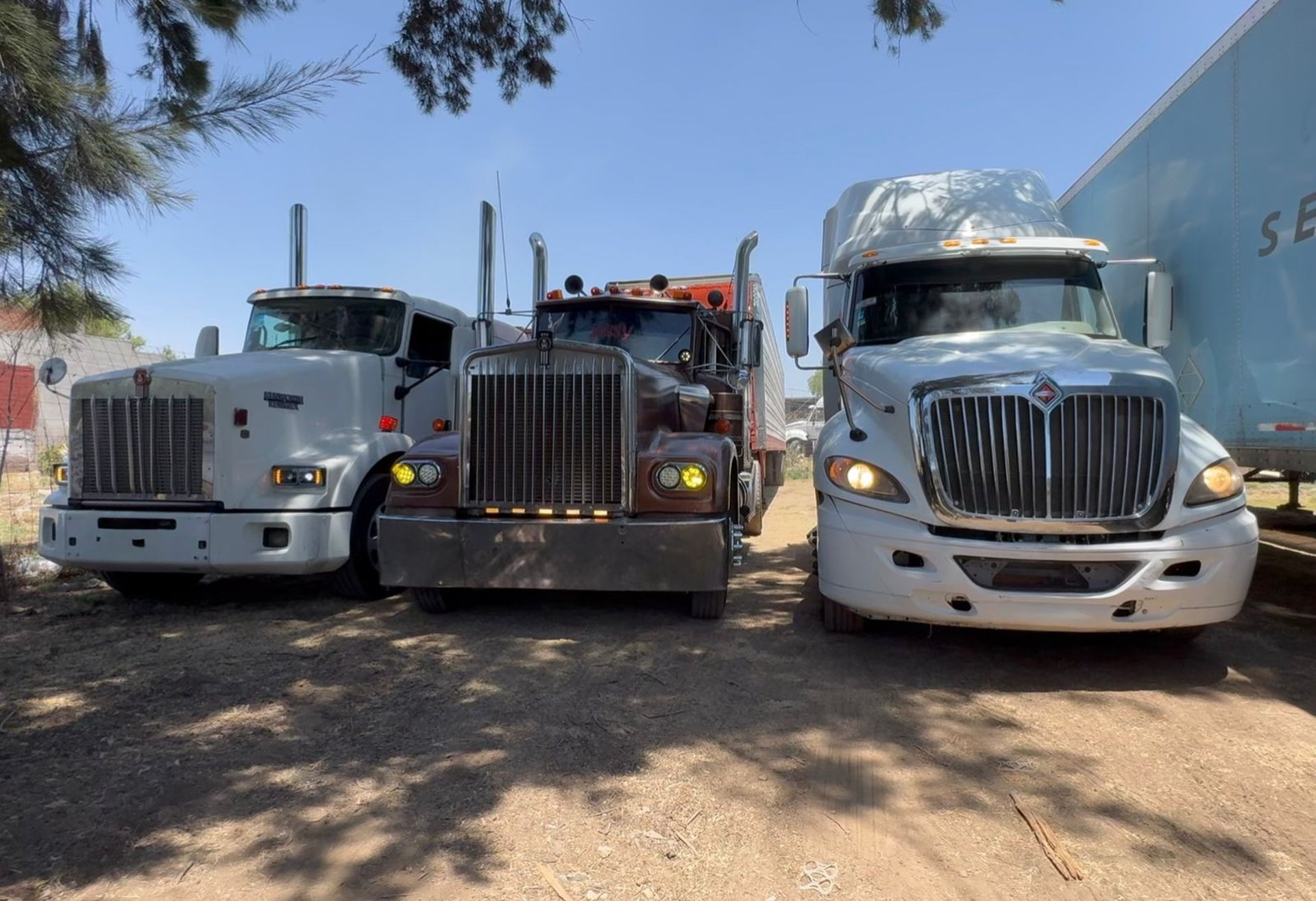 gray computer monitor