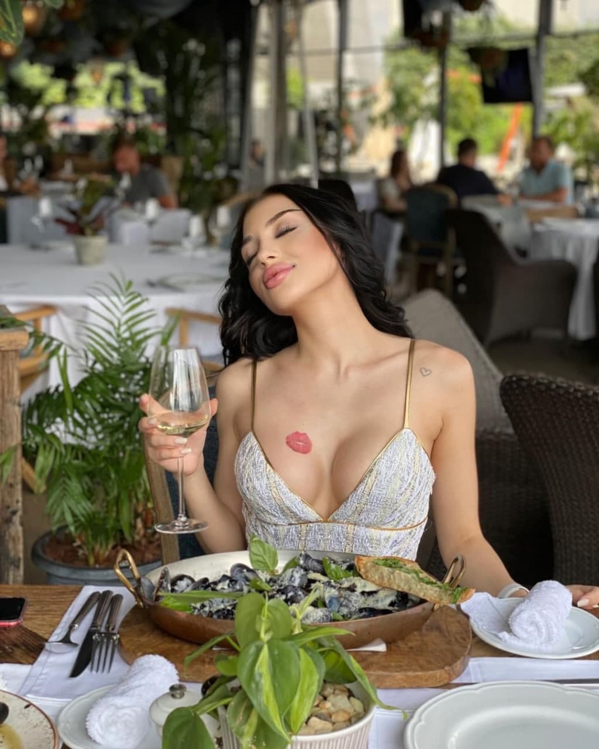 black and white bed linen