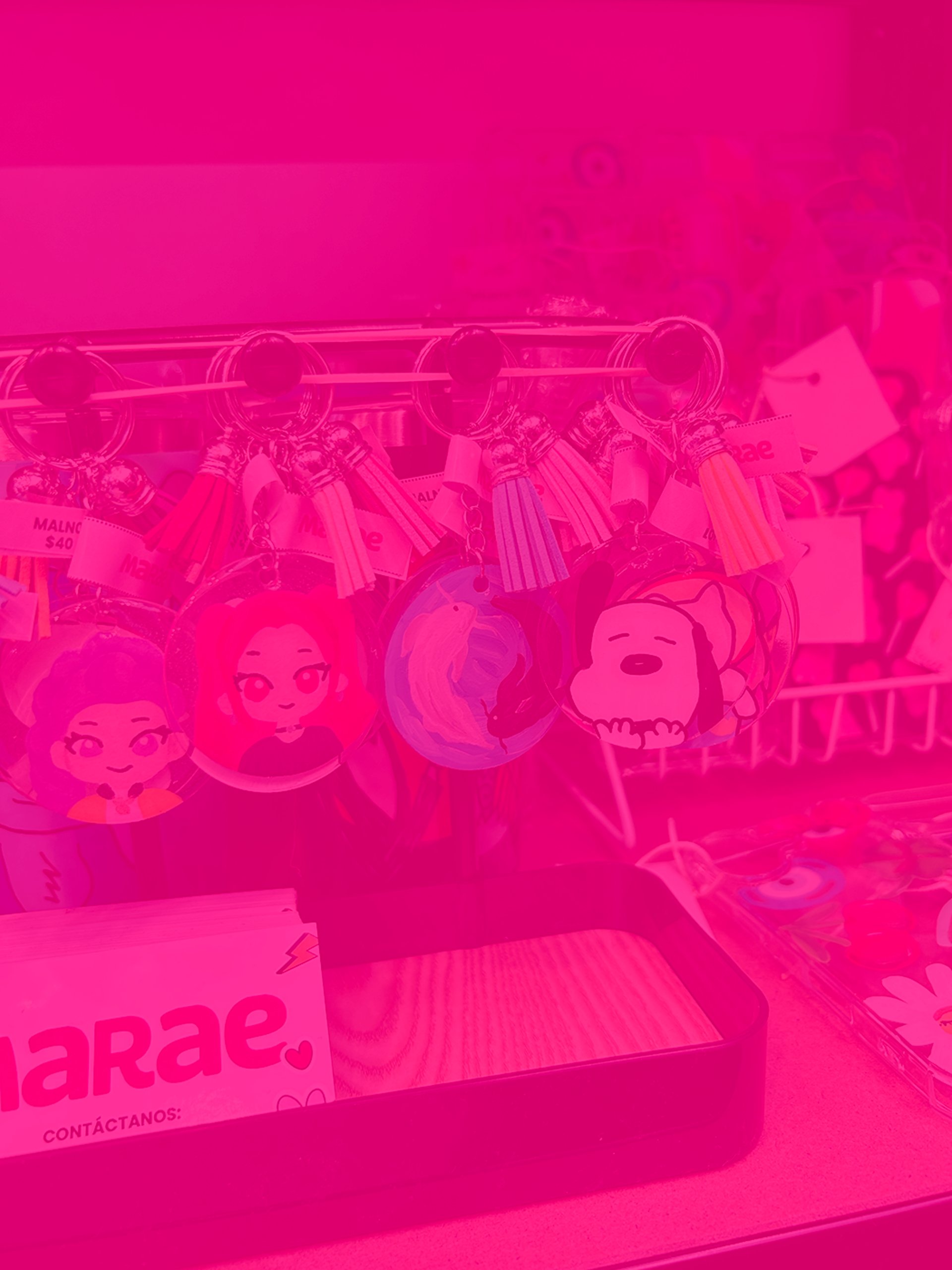 fondo rosa con variedad de llaveros