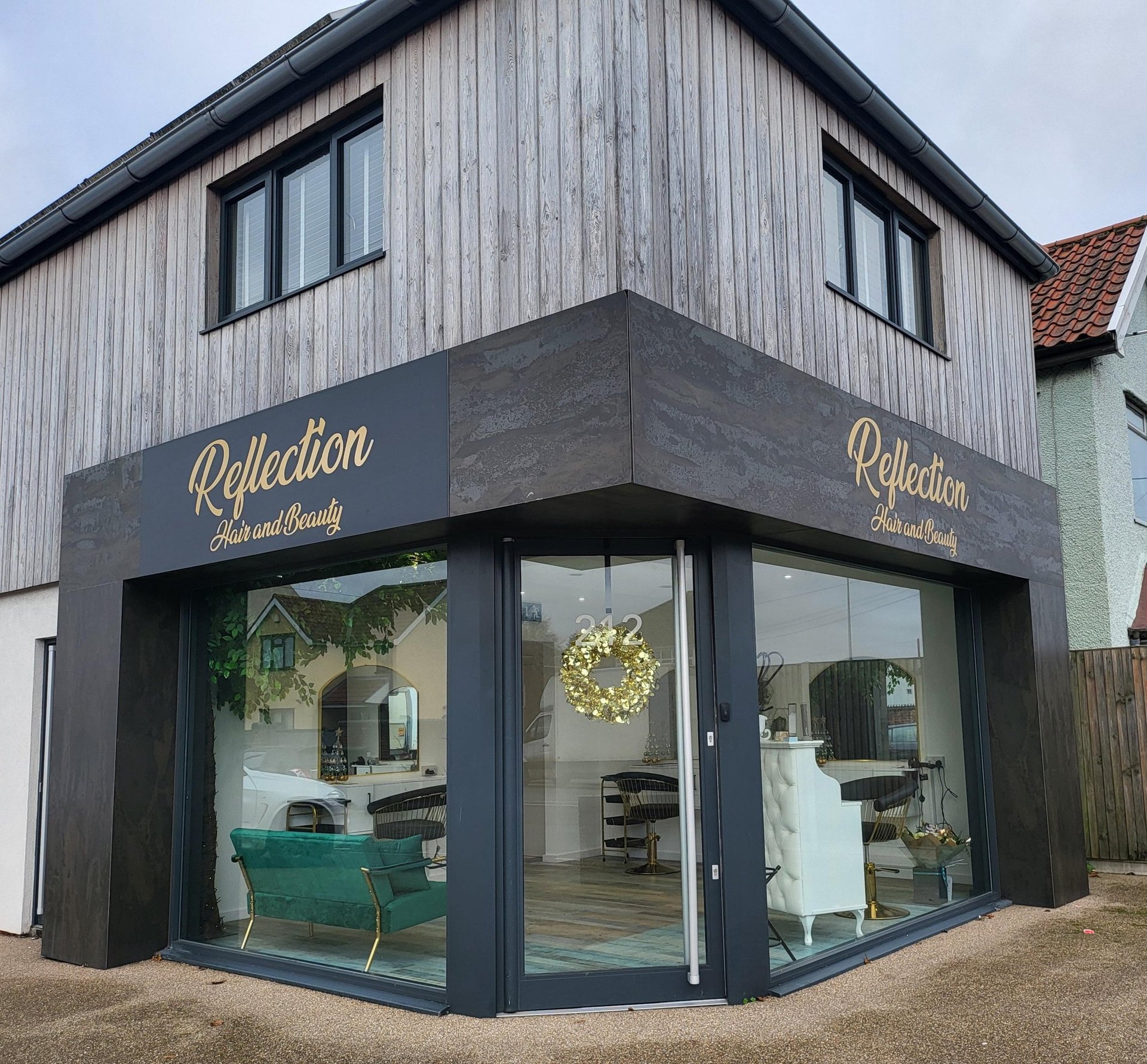 gray computer monitor