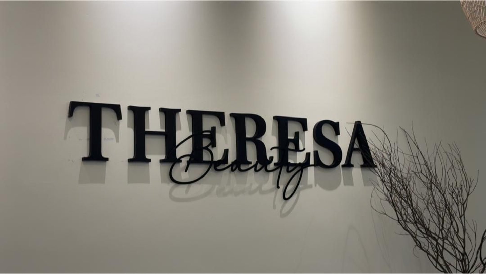 gray computer monitor