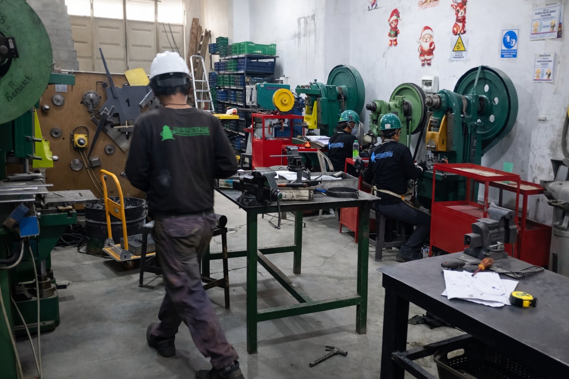 gray computer monitor