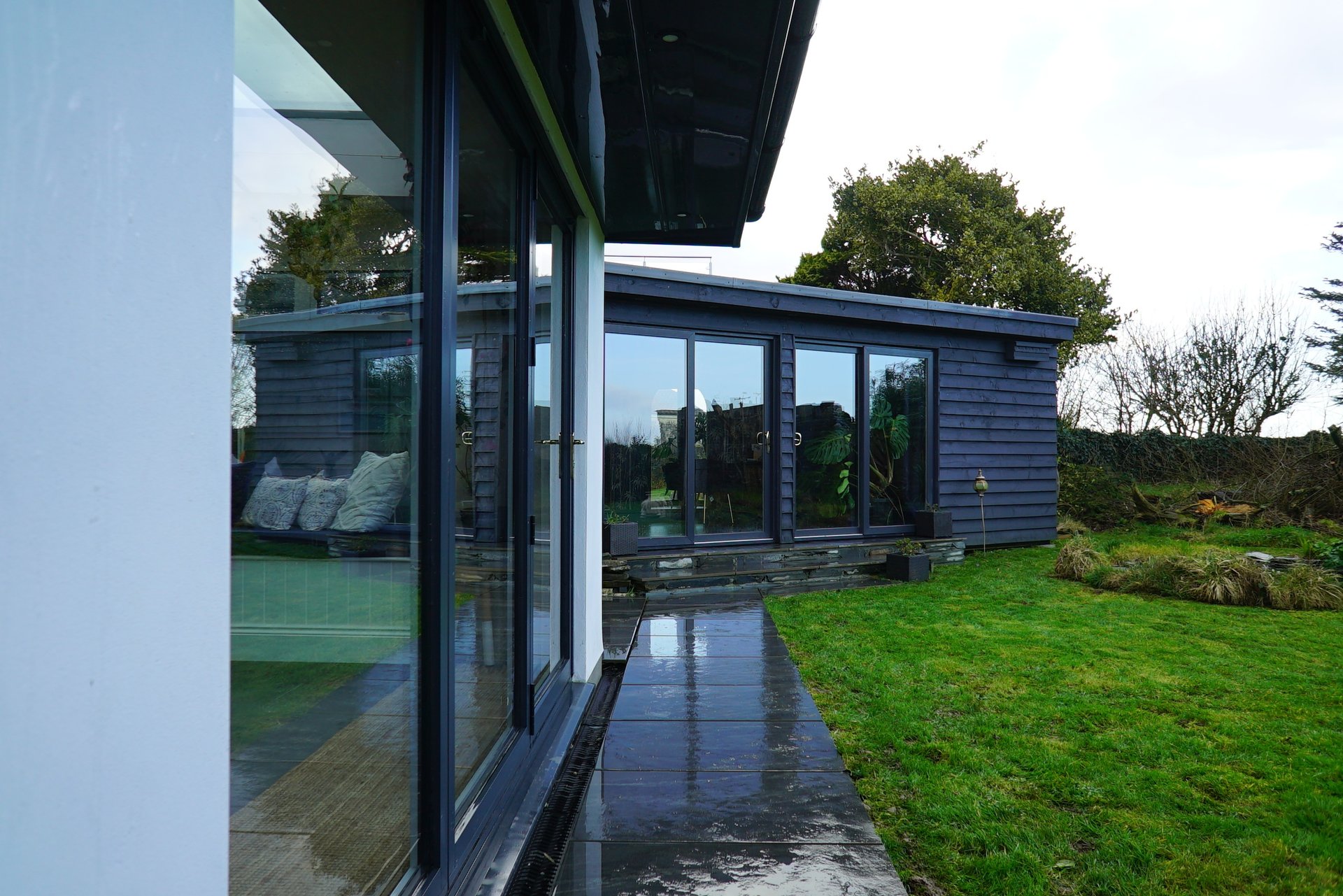 gray computer monitor