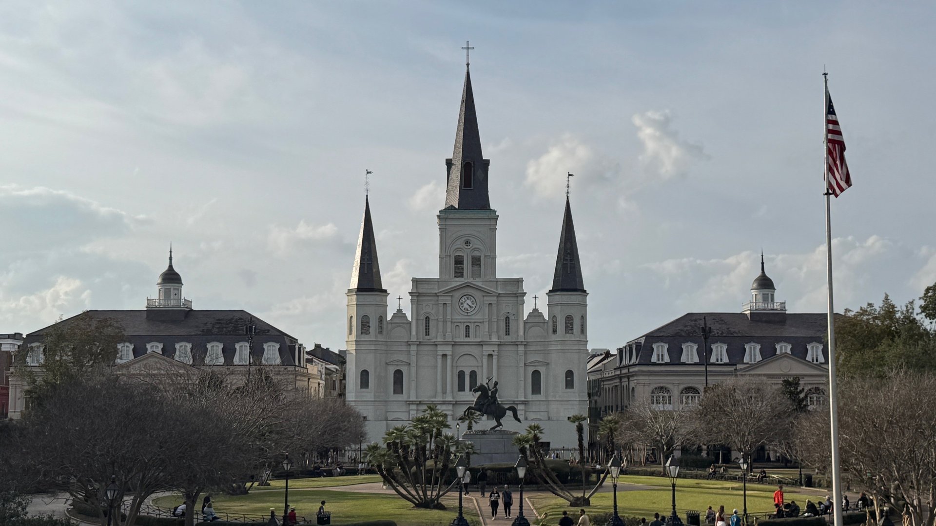 gray computer monitor