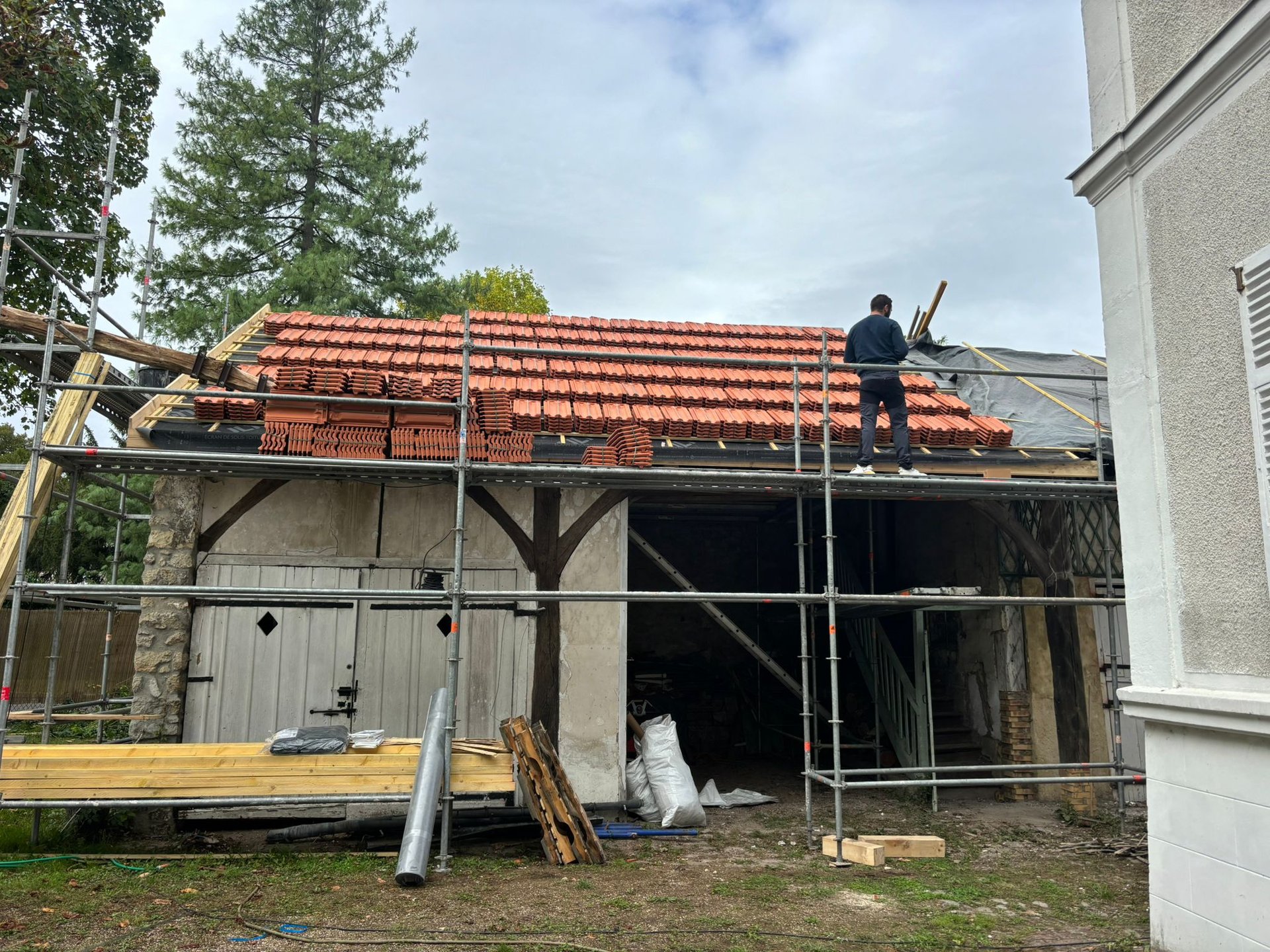 a person wearing blue gloves and holding a hammer