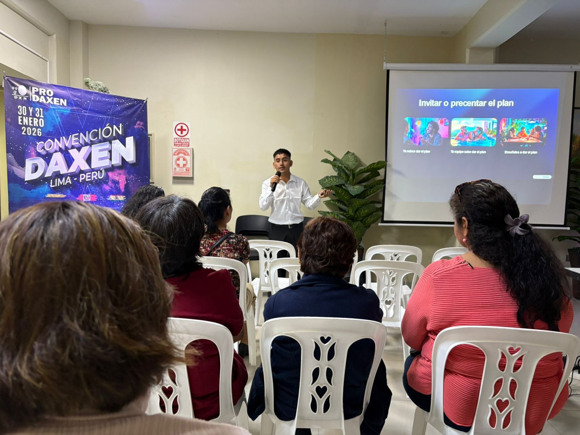 gray computer monitor