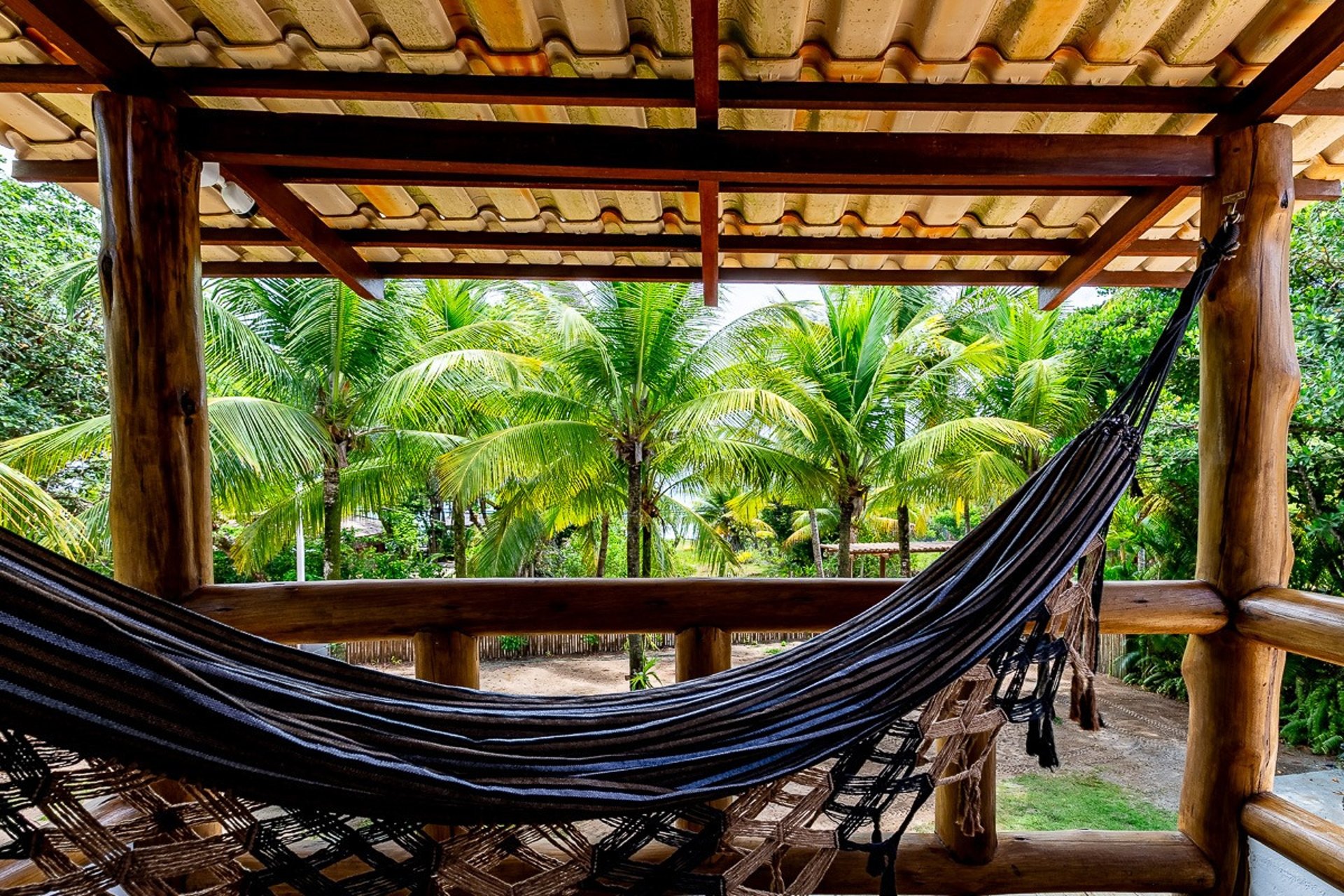 gray computer monitor