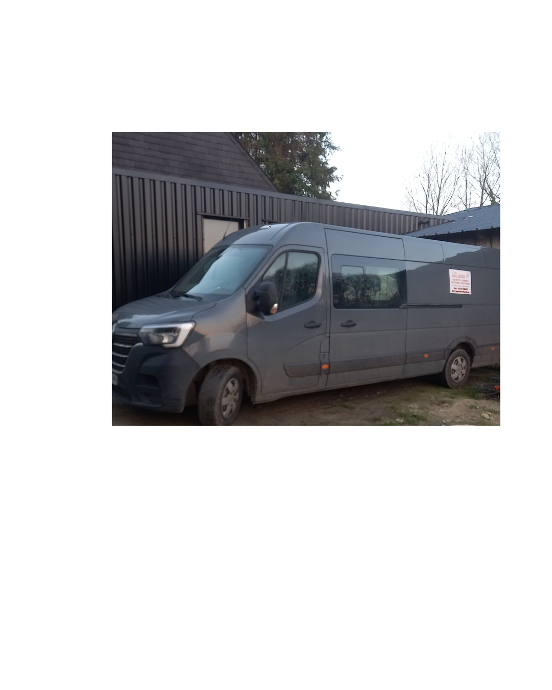 gray computer monitor