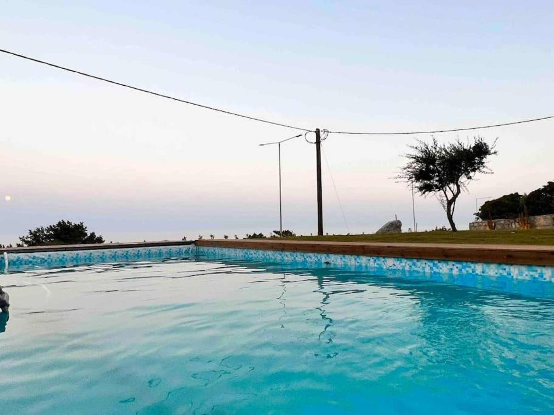 gray computer monitor