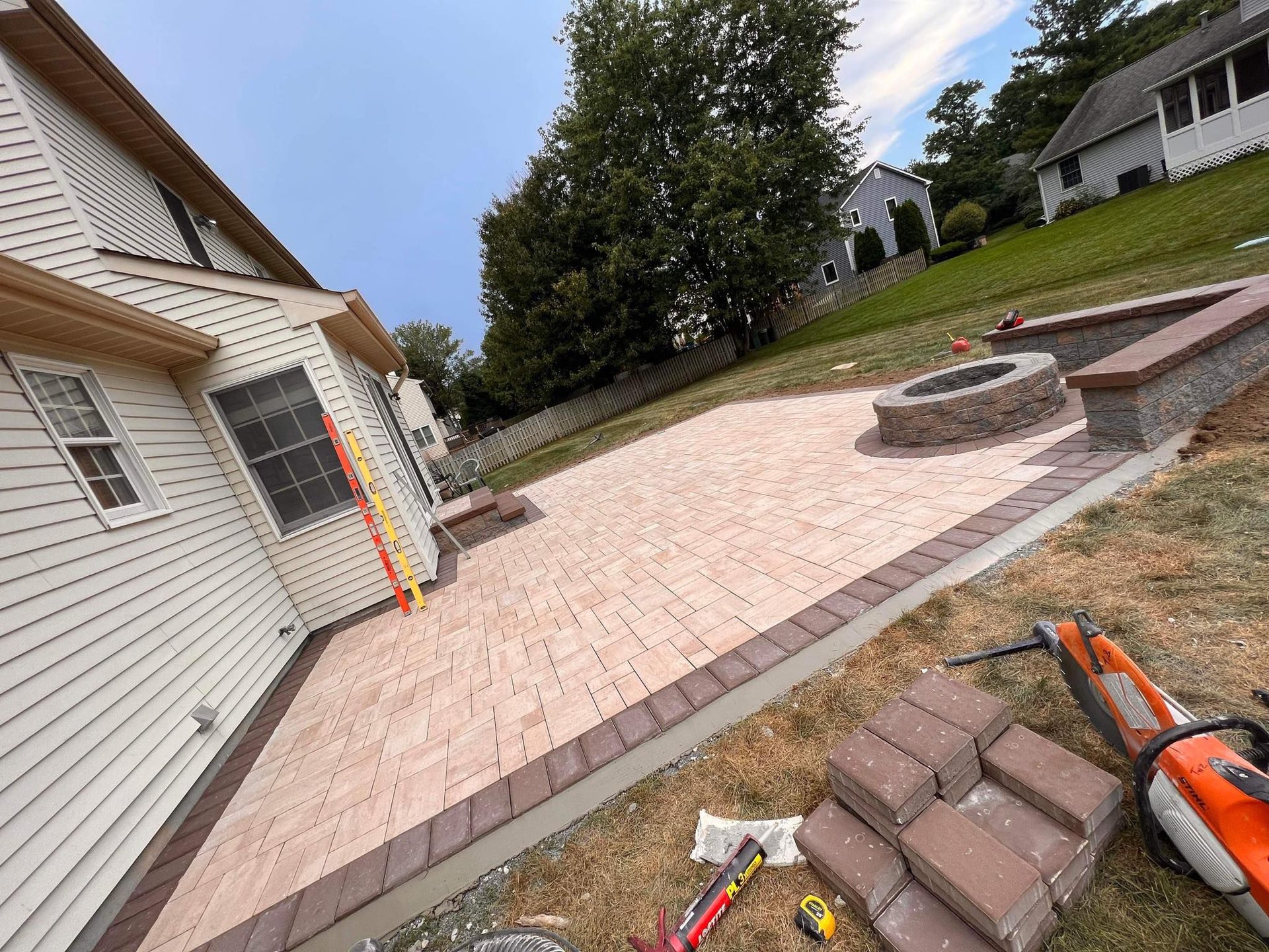 a living room filled with furniture and a kitchen