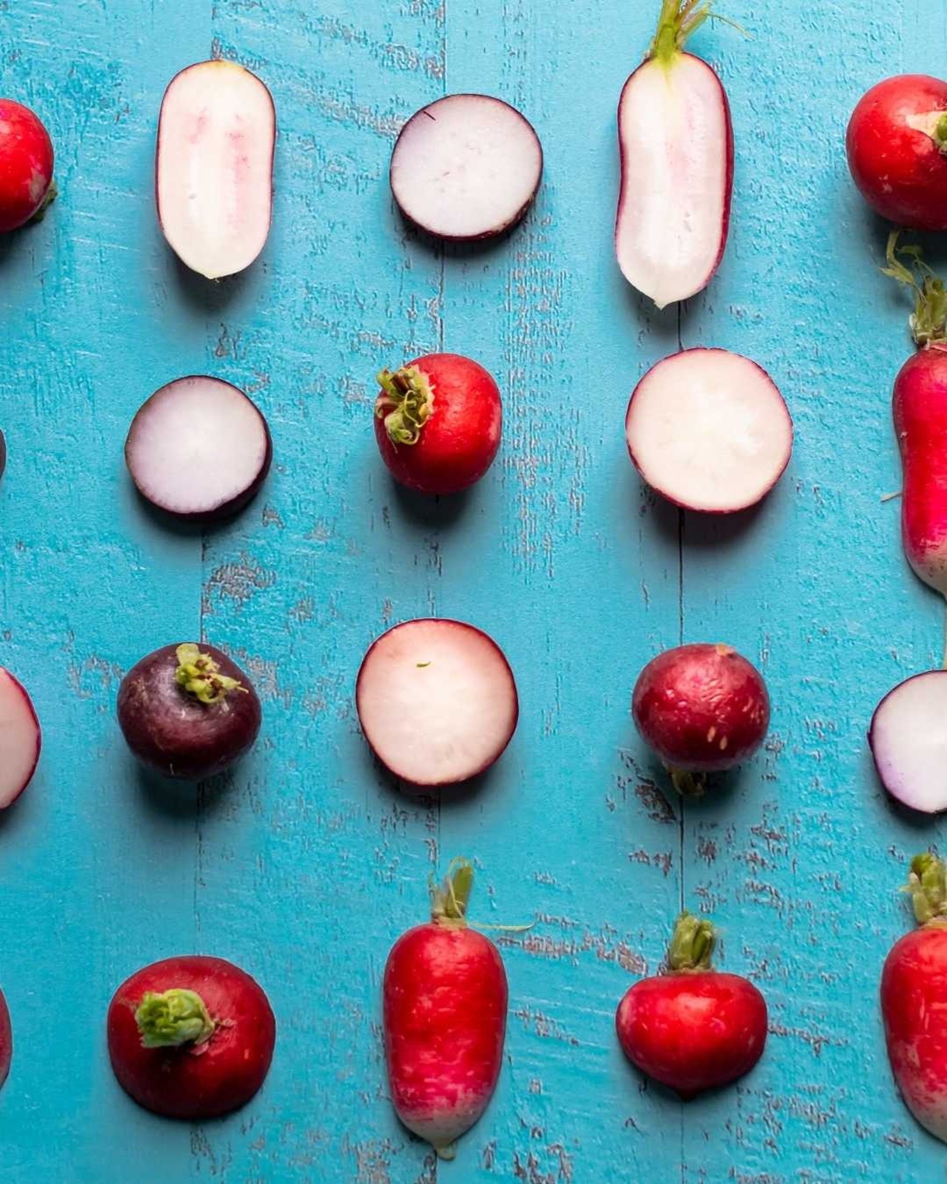 a blue button with a white envelope on it