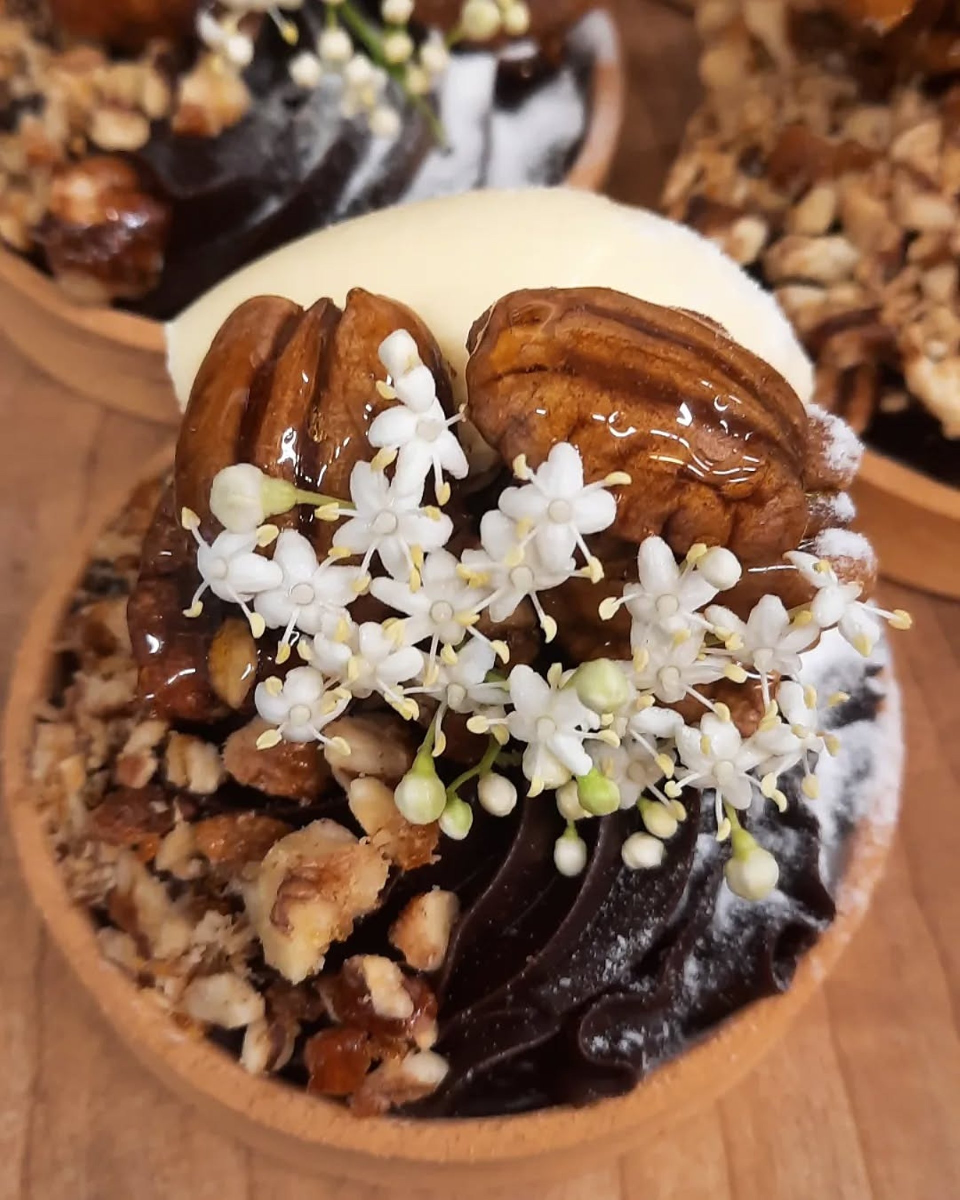 gray computer monitor