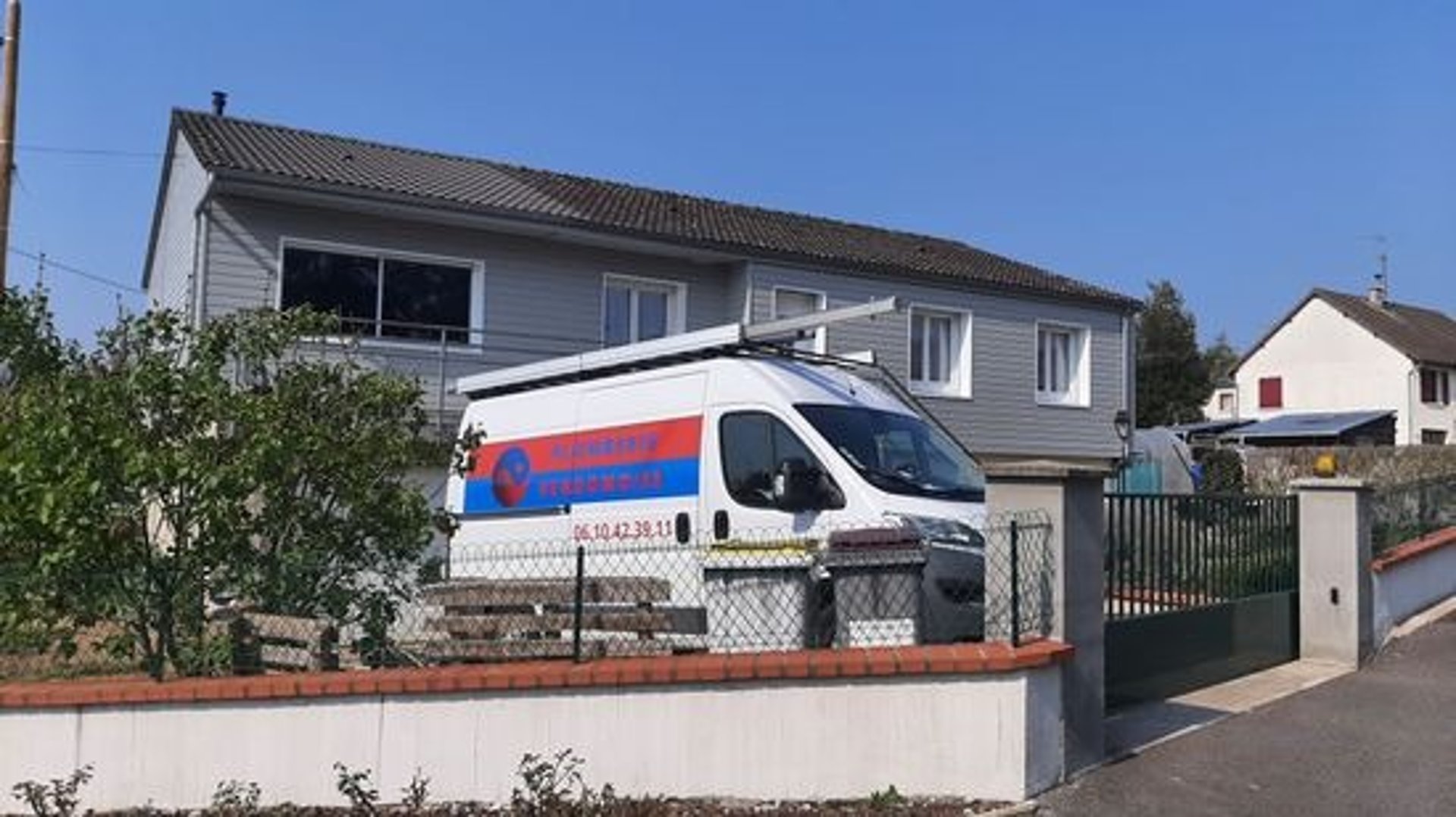 gray computer monitor