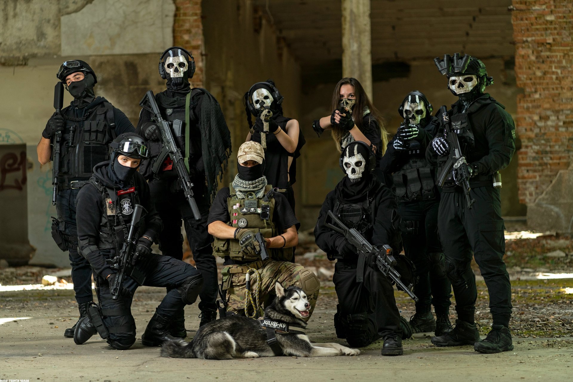 gray computer monitor