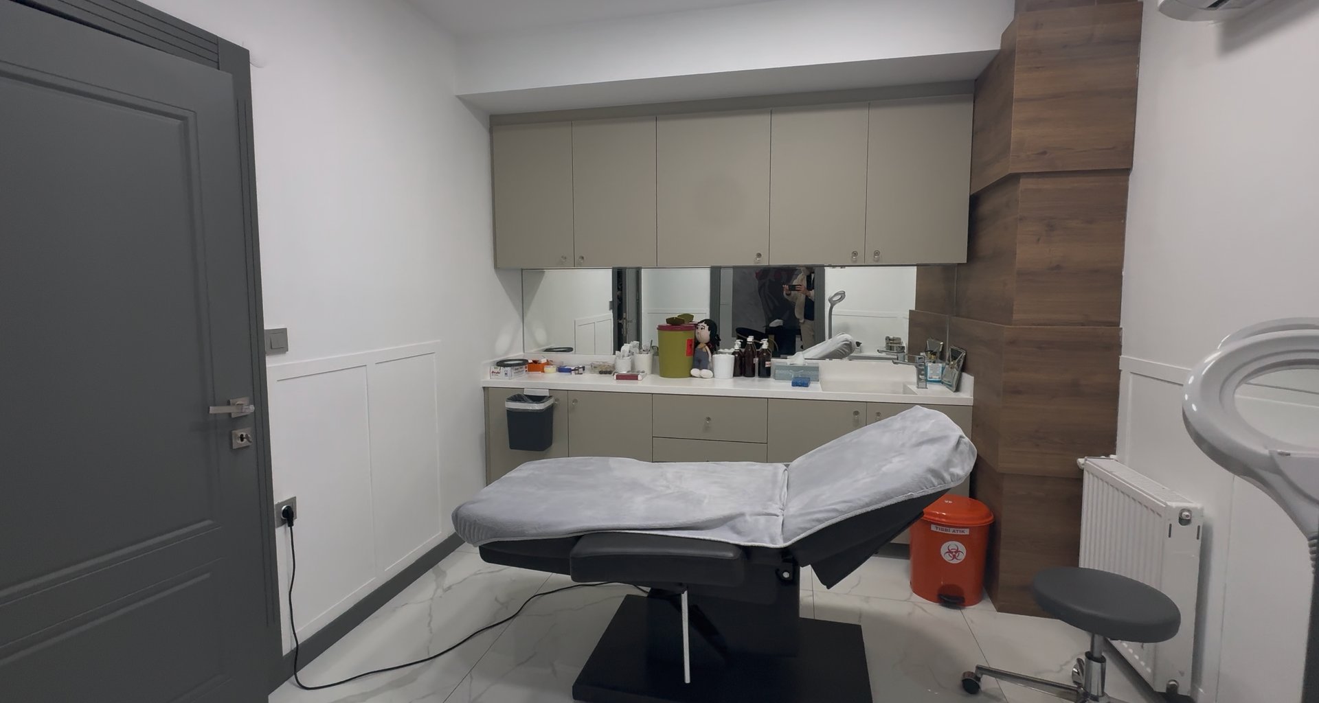 gray computer monitor