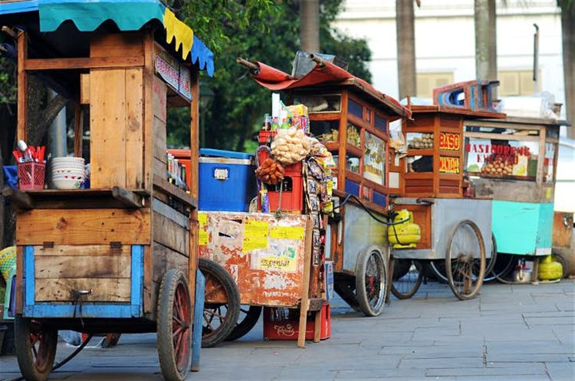 an abstract photo of a curved building with a blue sky in the background
