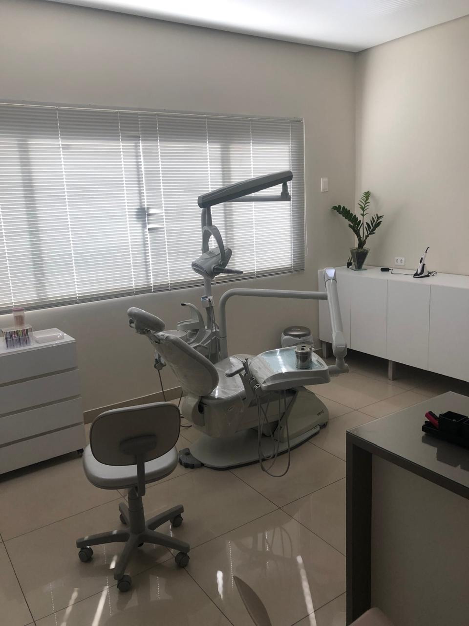 gray computer monitor