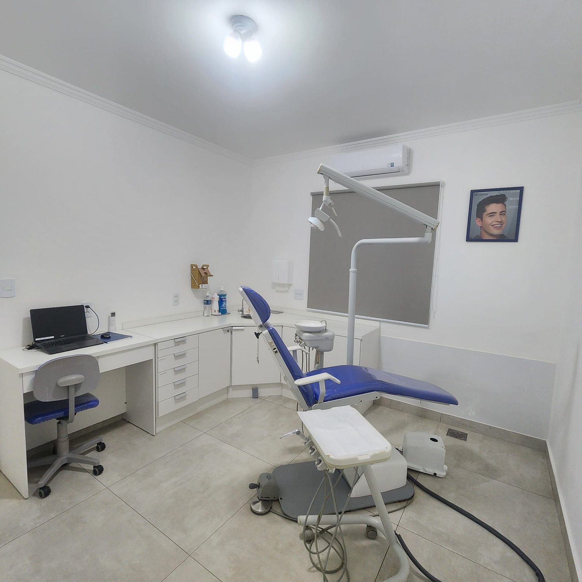 gray computer monitor