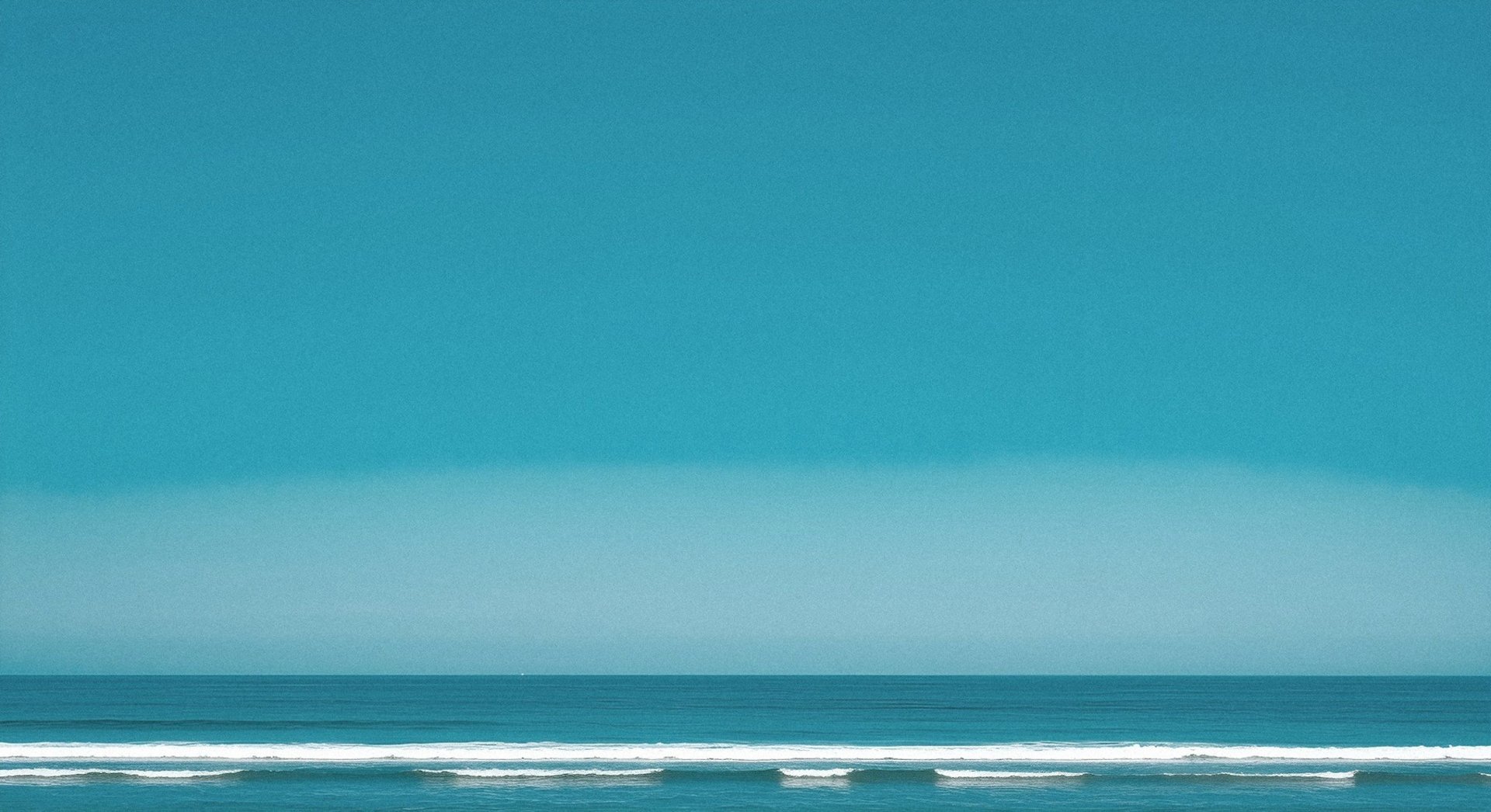 gray computer monitor