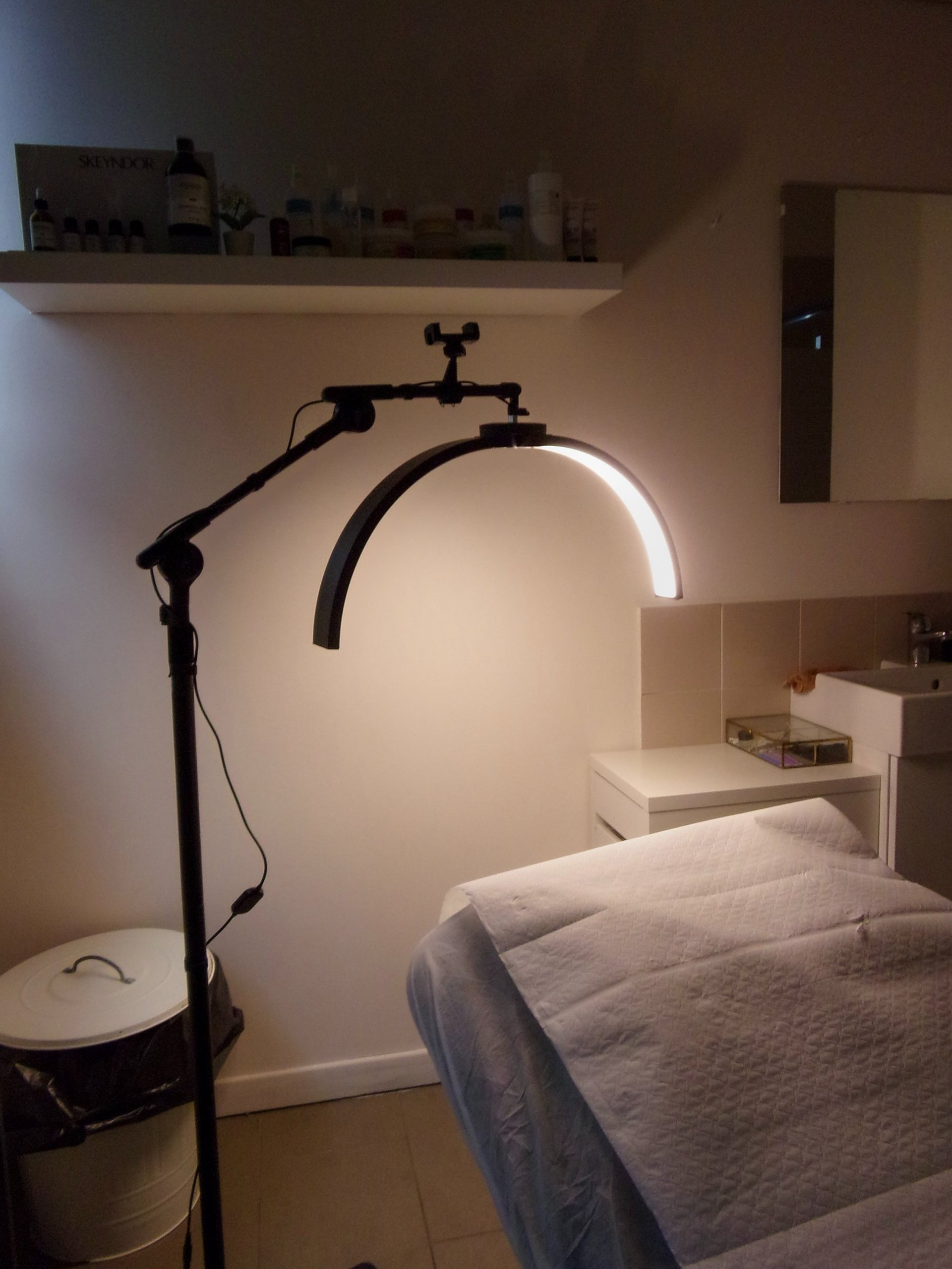 gray computer monitor