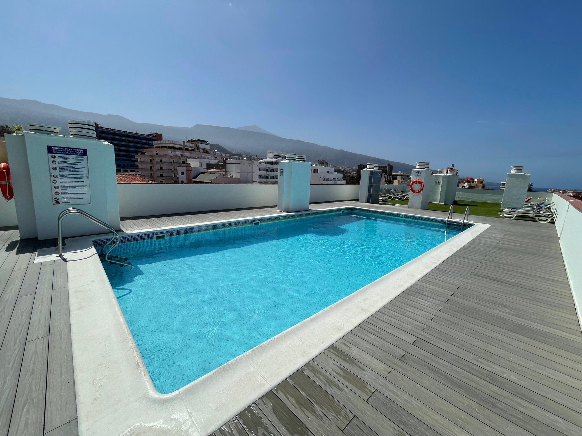 black and white bed linen