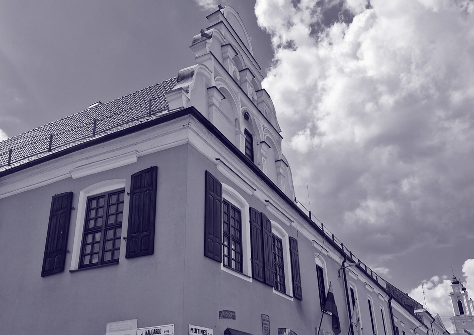 gray computer monitor