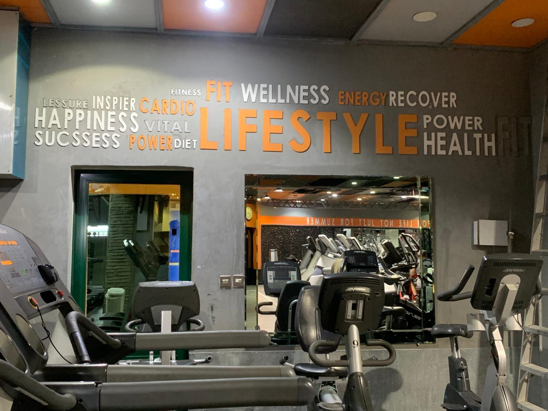 gray computer monitor