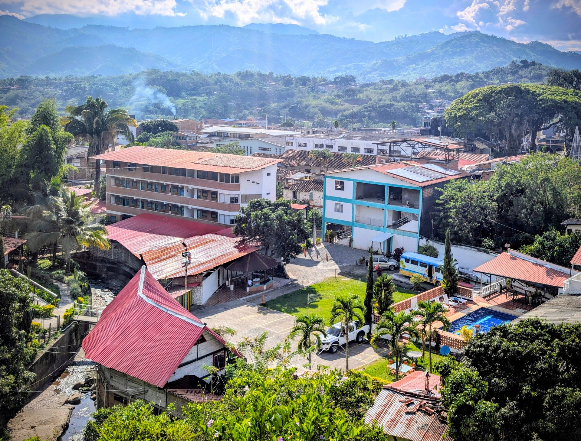 gray computer monitor