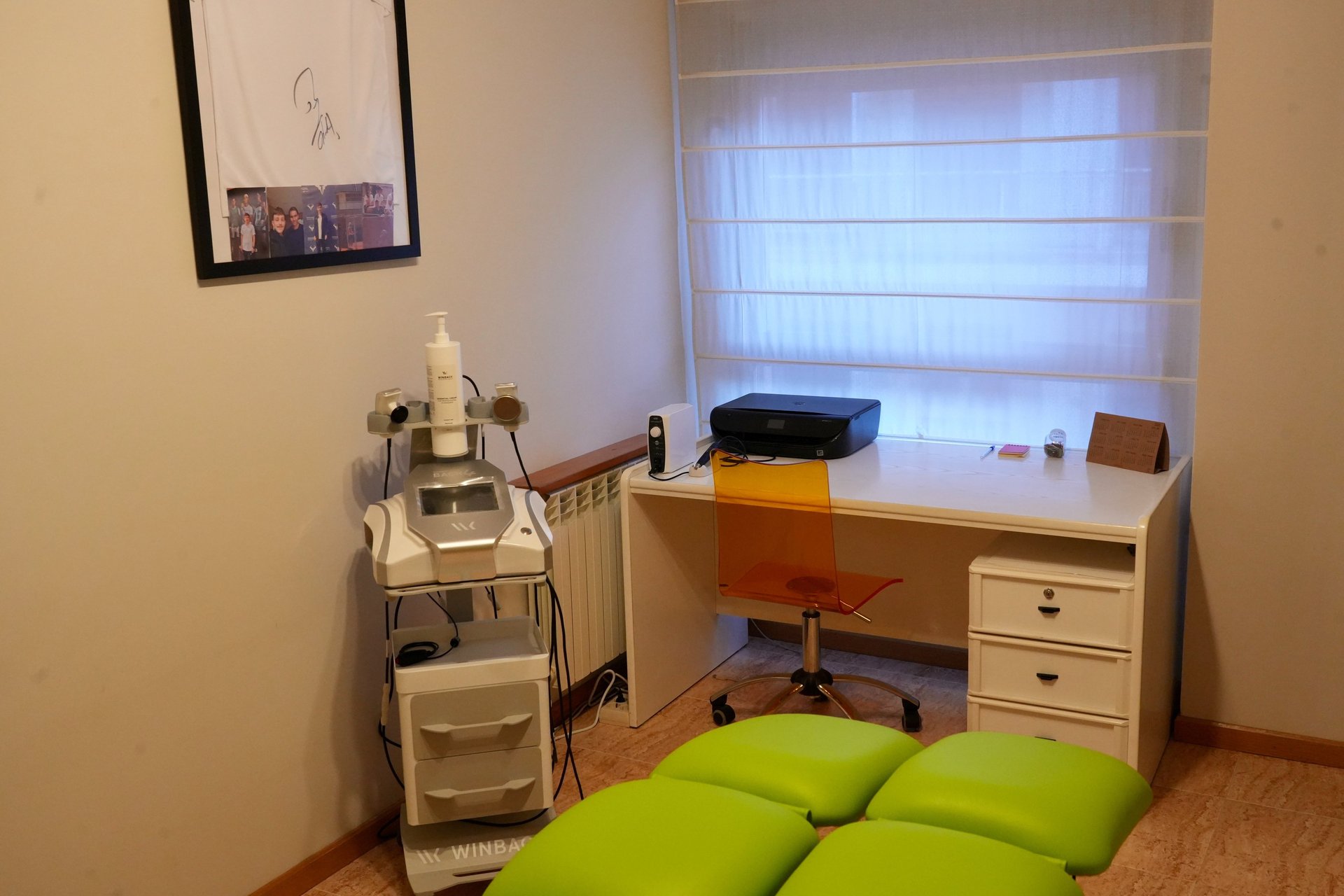 gray computer monitor