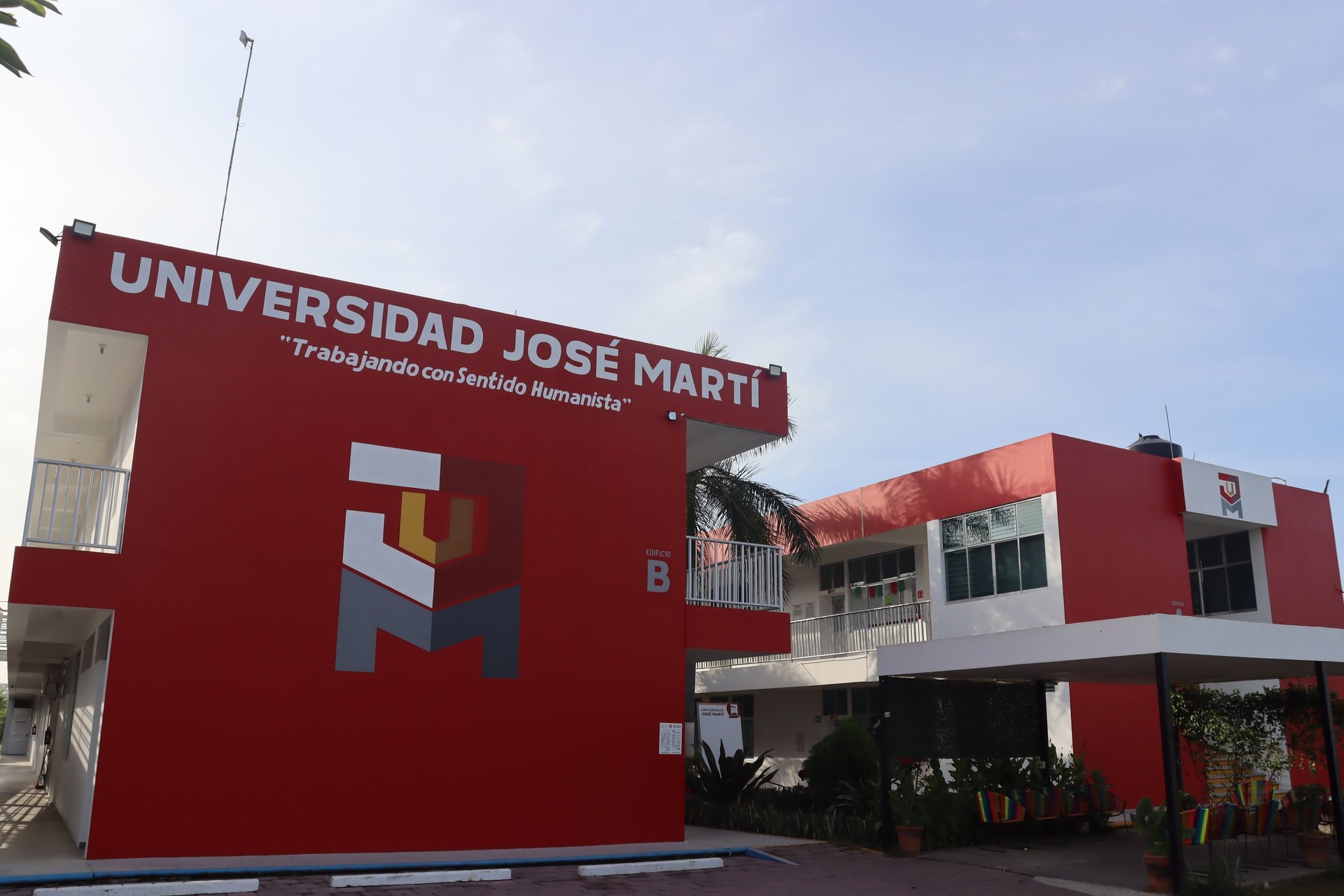 gray computer monitor