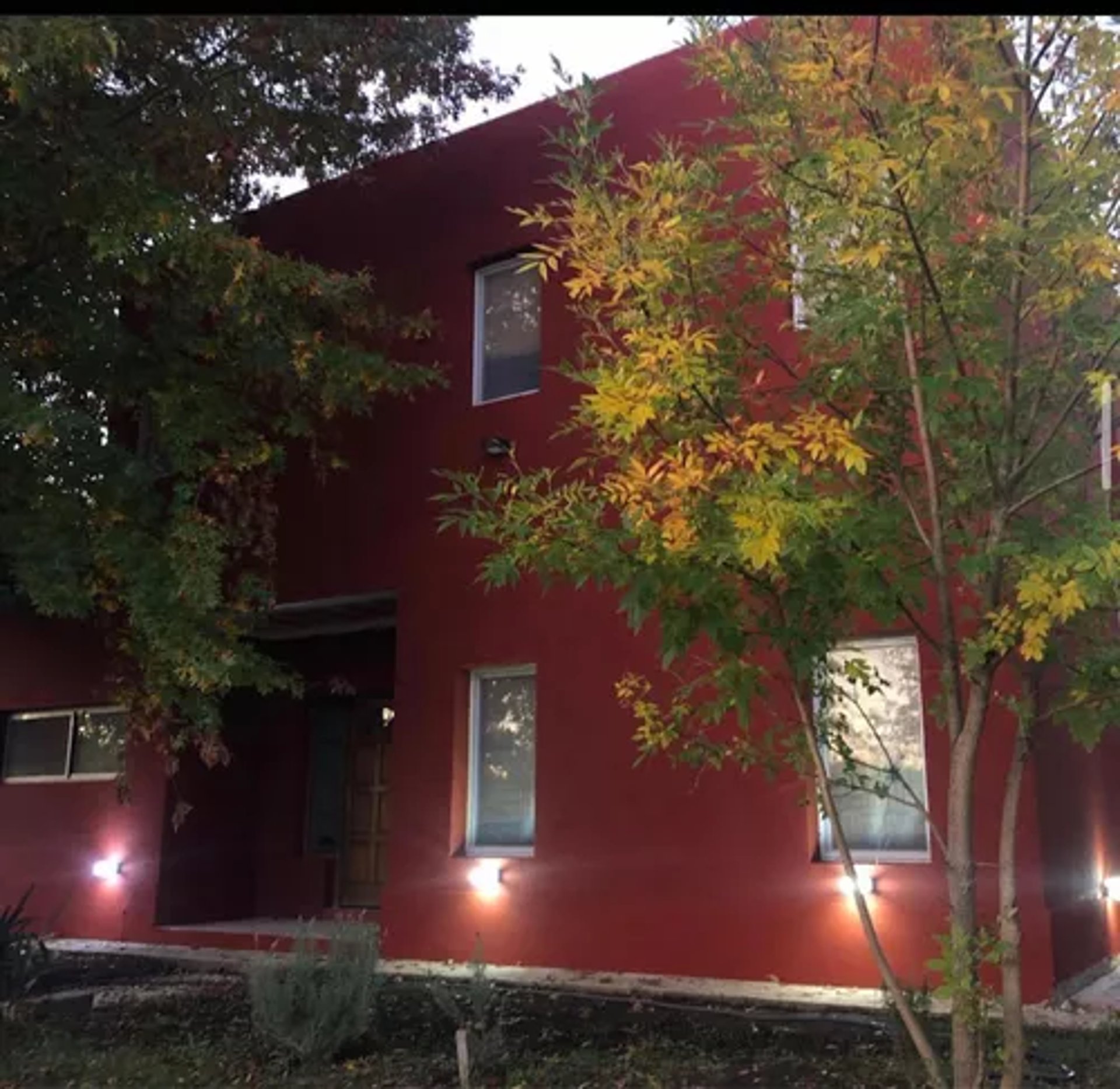 gray computer monitor