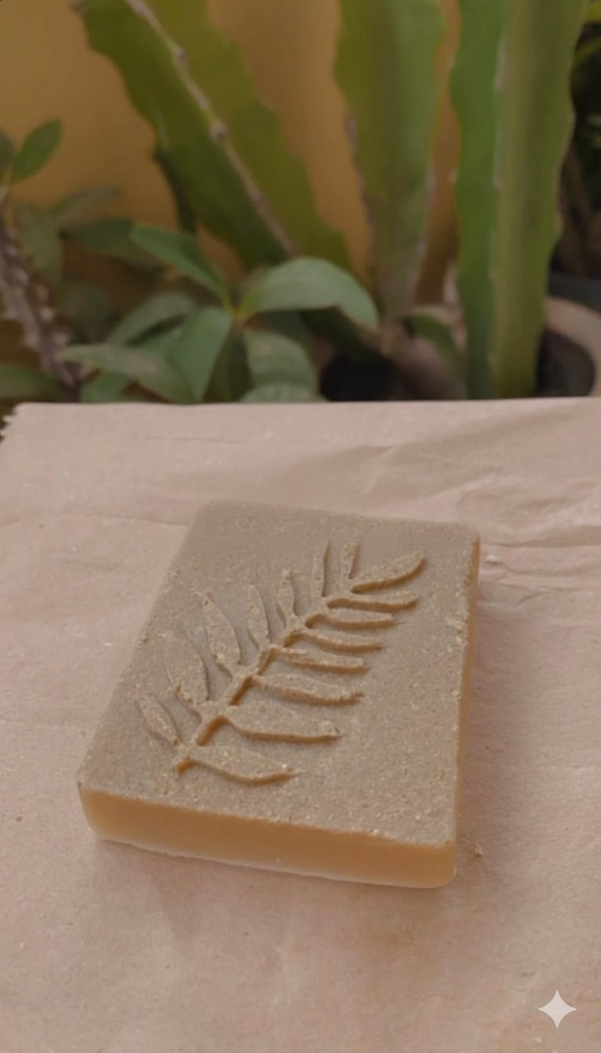 jabon de arcilla verde sobre papel estrasa