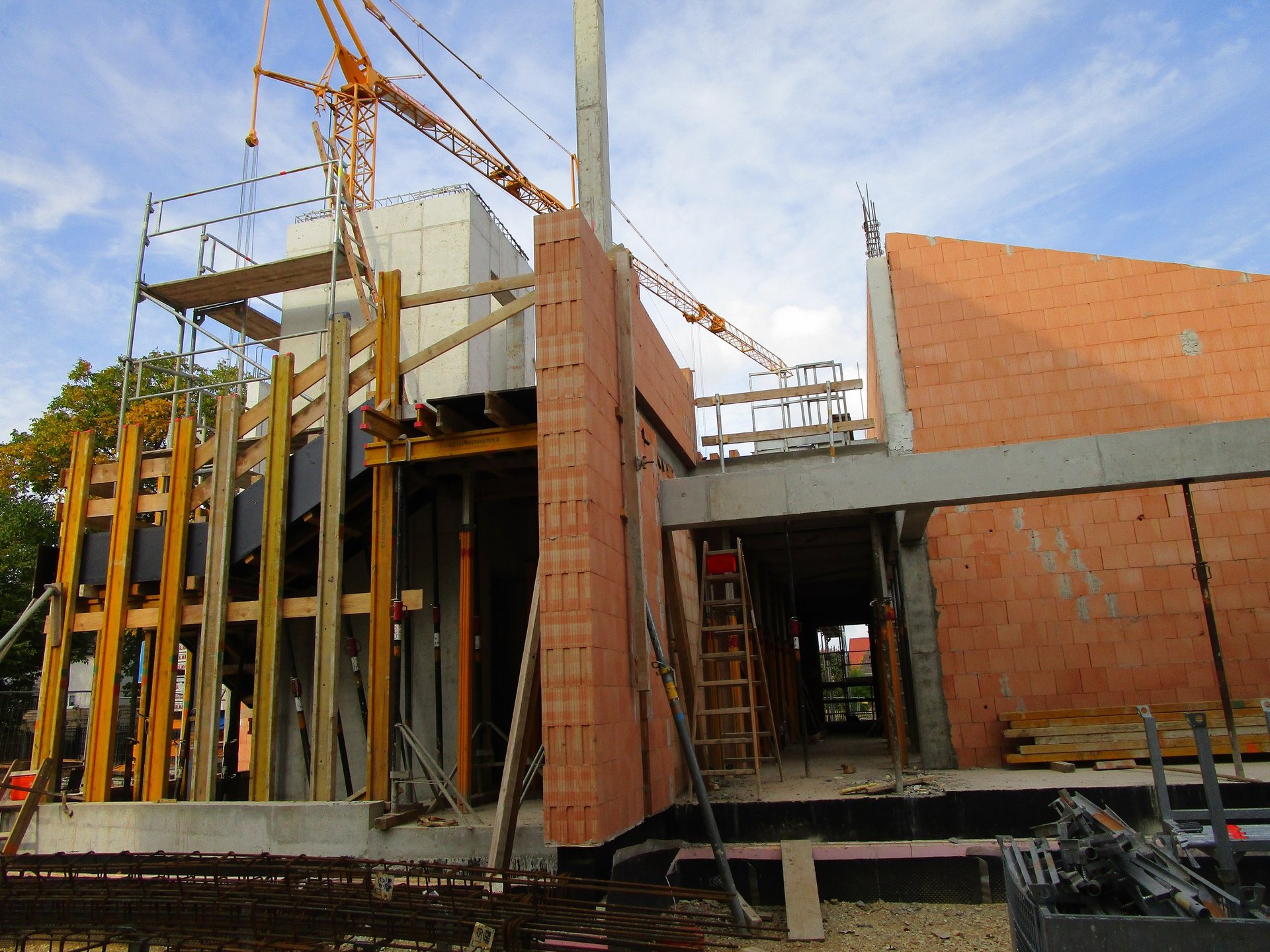 gray computer monitor