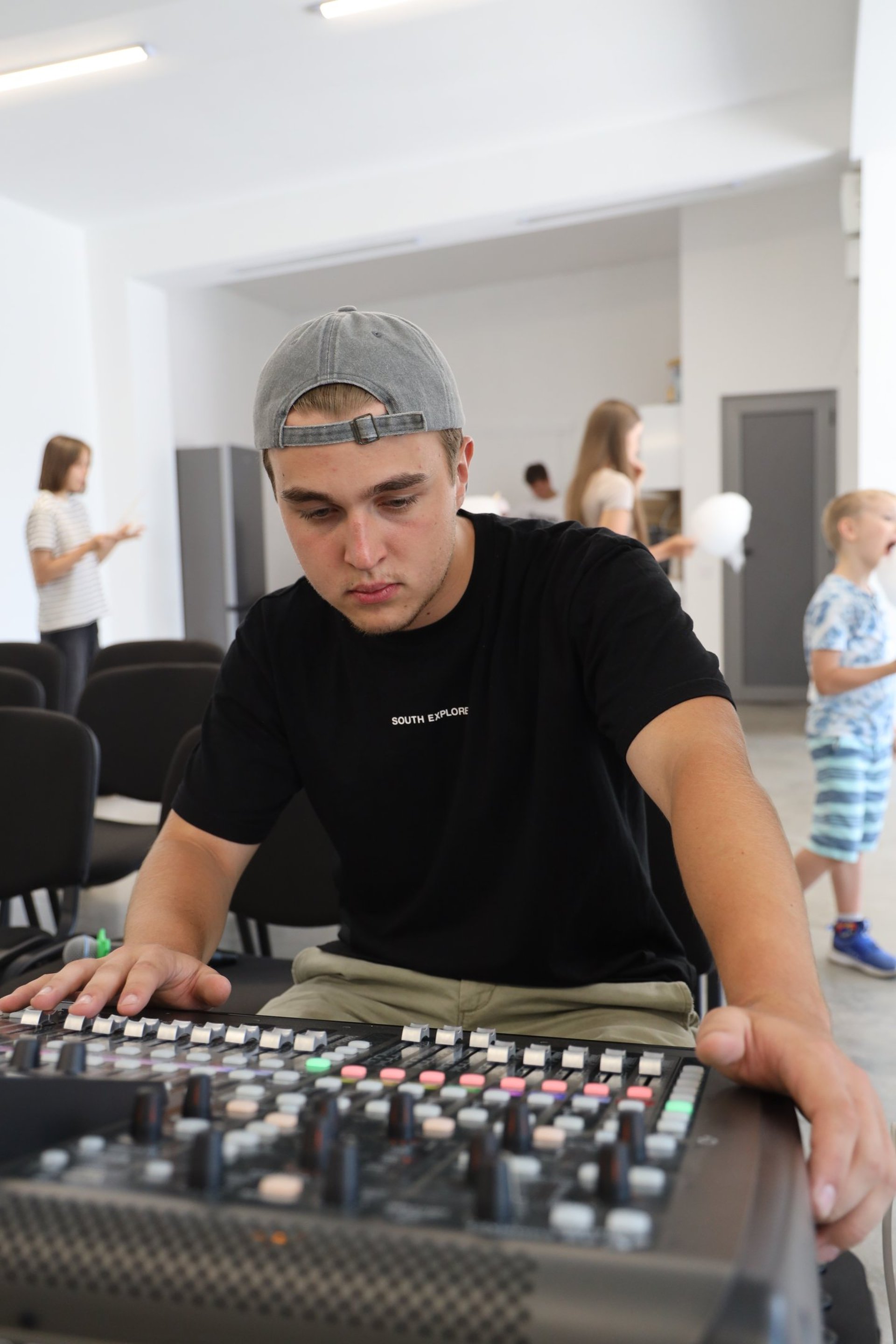 gray computer monitor