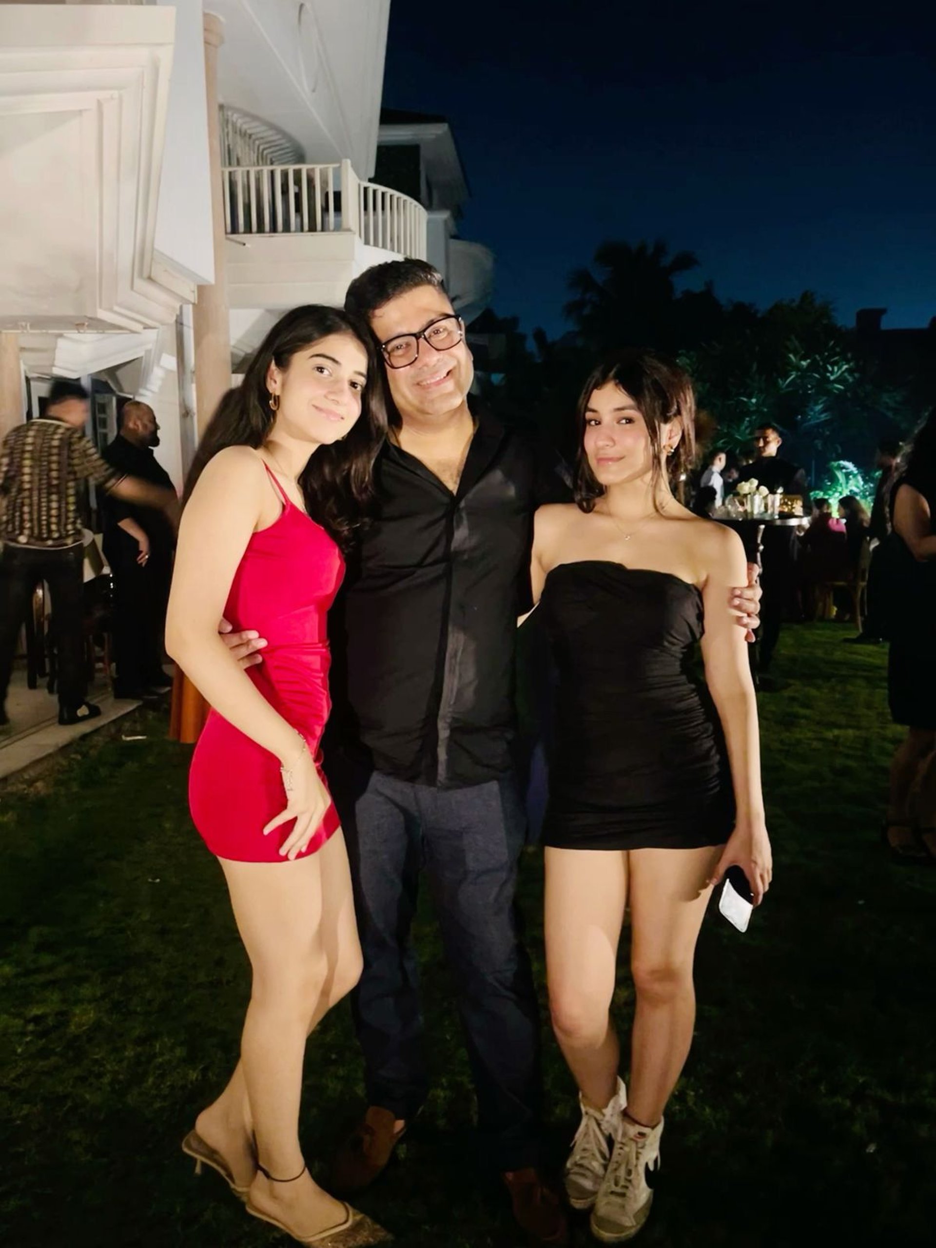 gray computer monitor