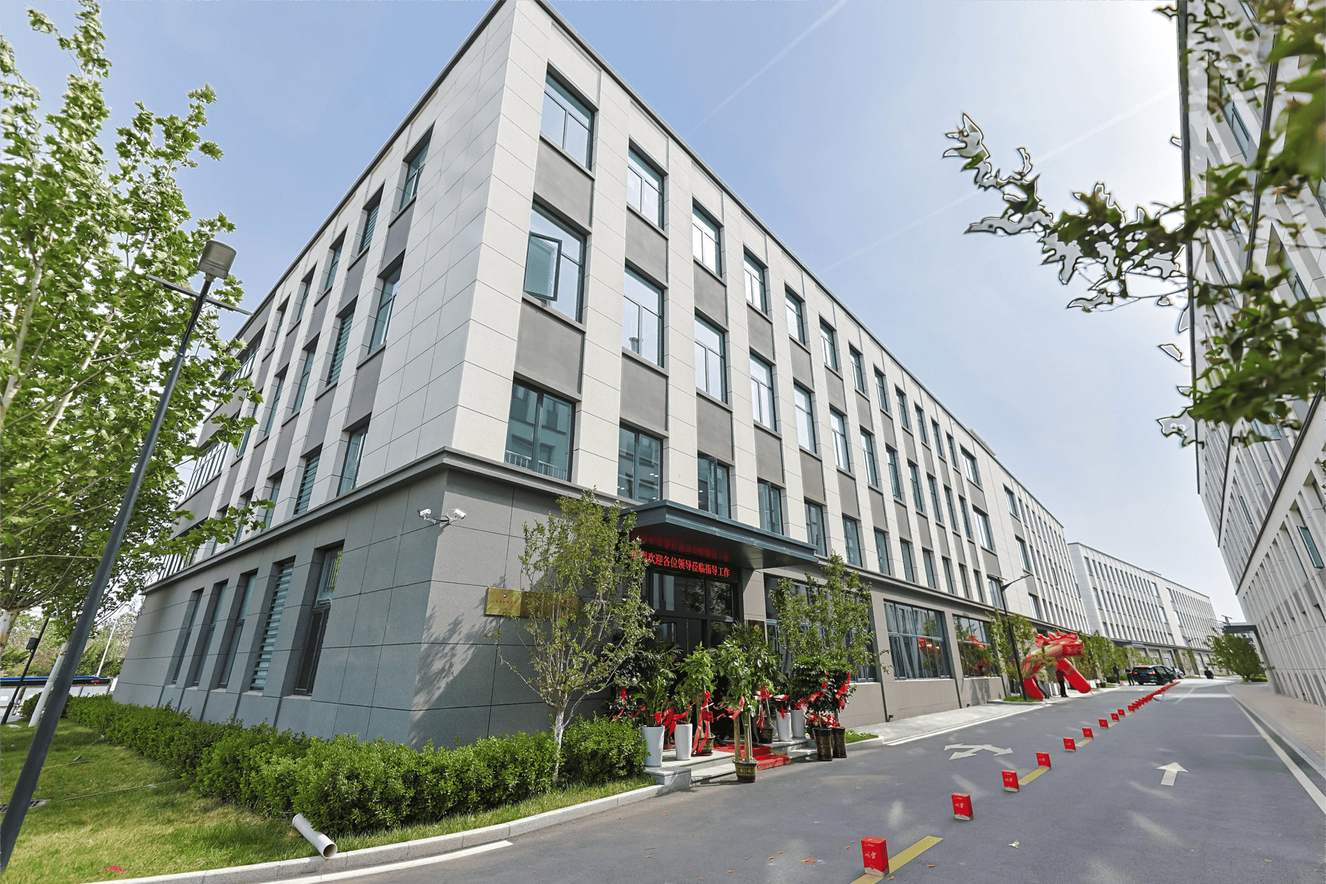 gray computer monitor