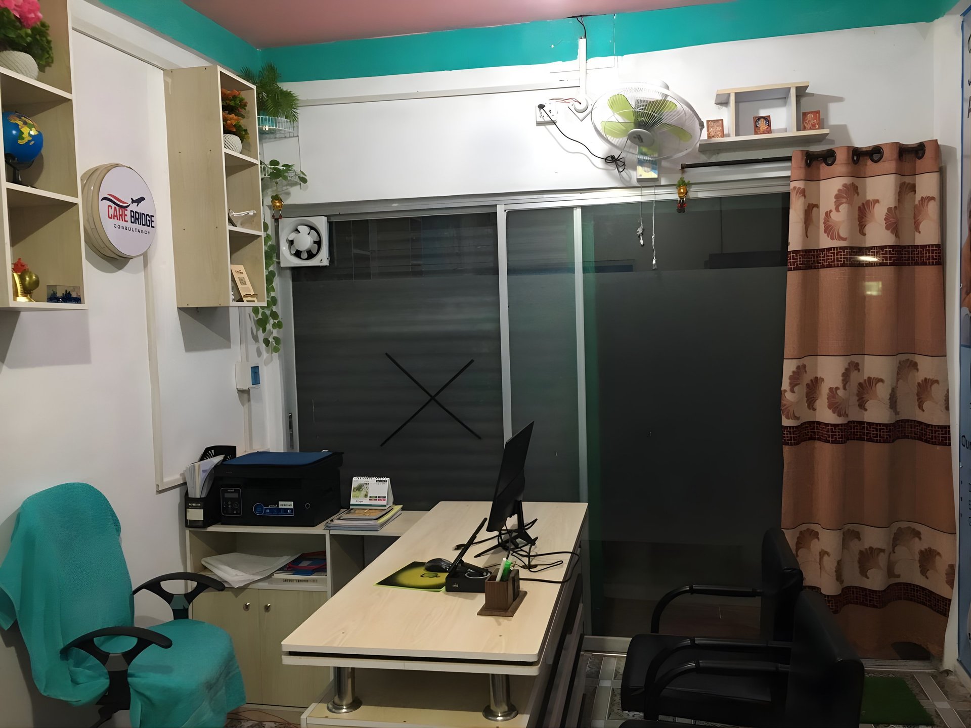 gray computer monitor