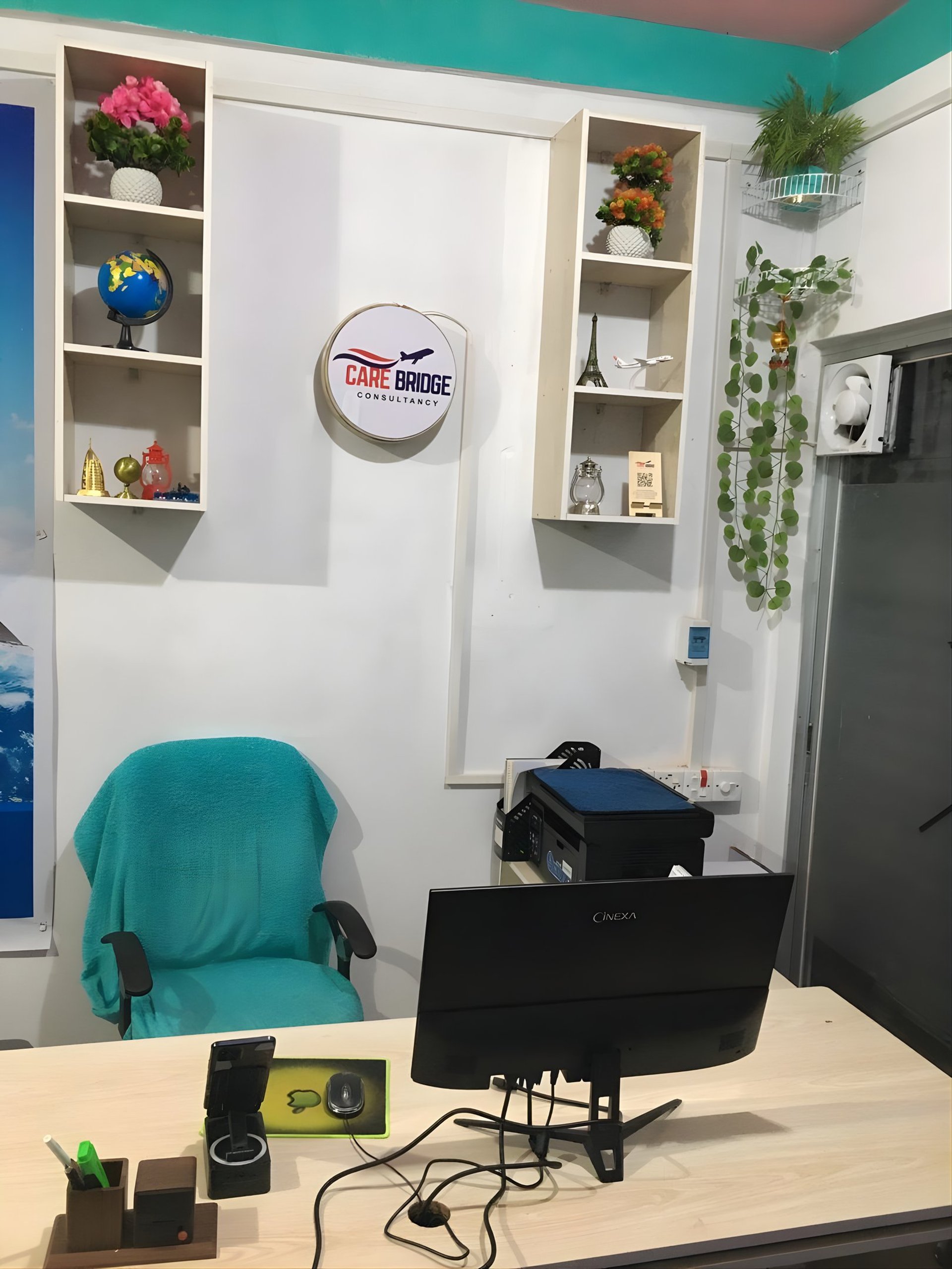 gray computer monitor