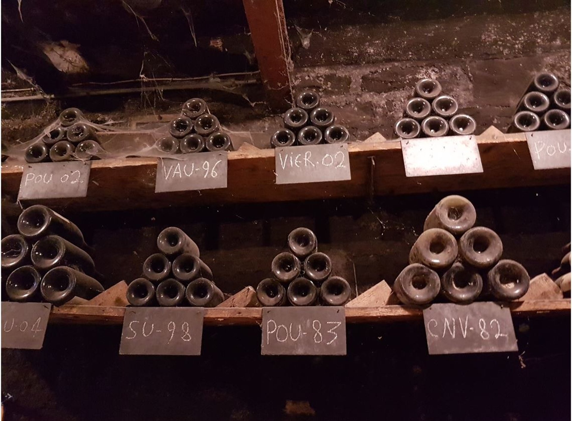 gray computer monitor