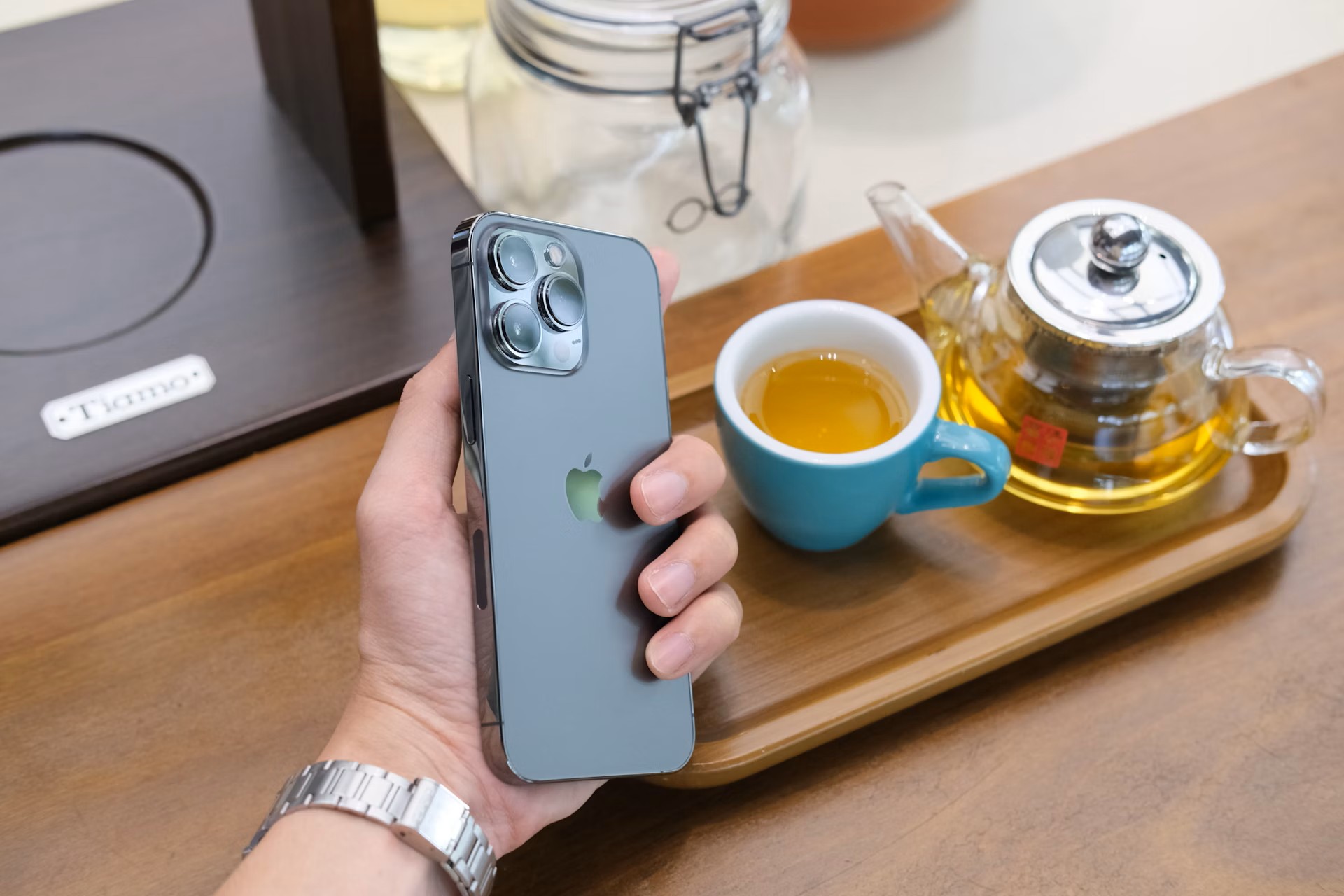 black and white bed linen