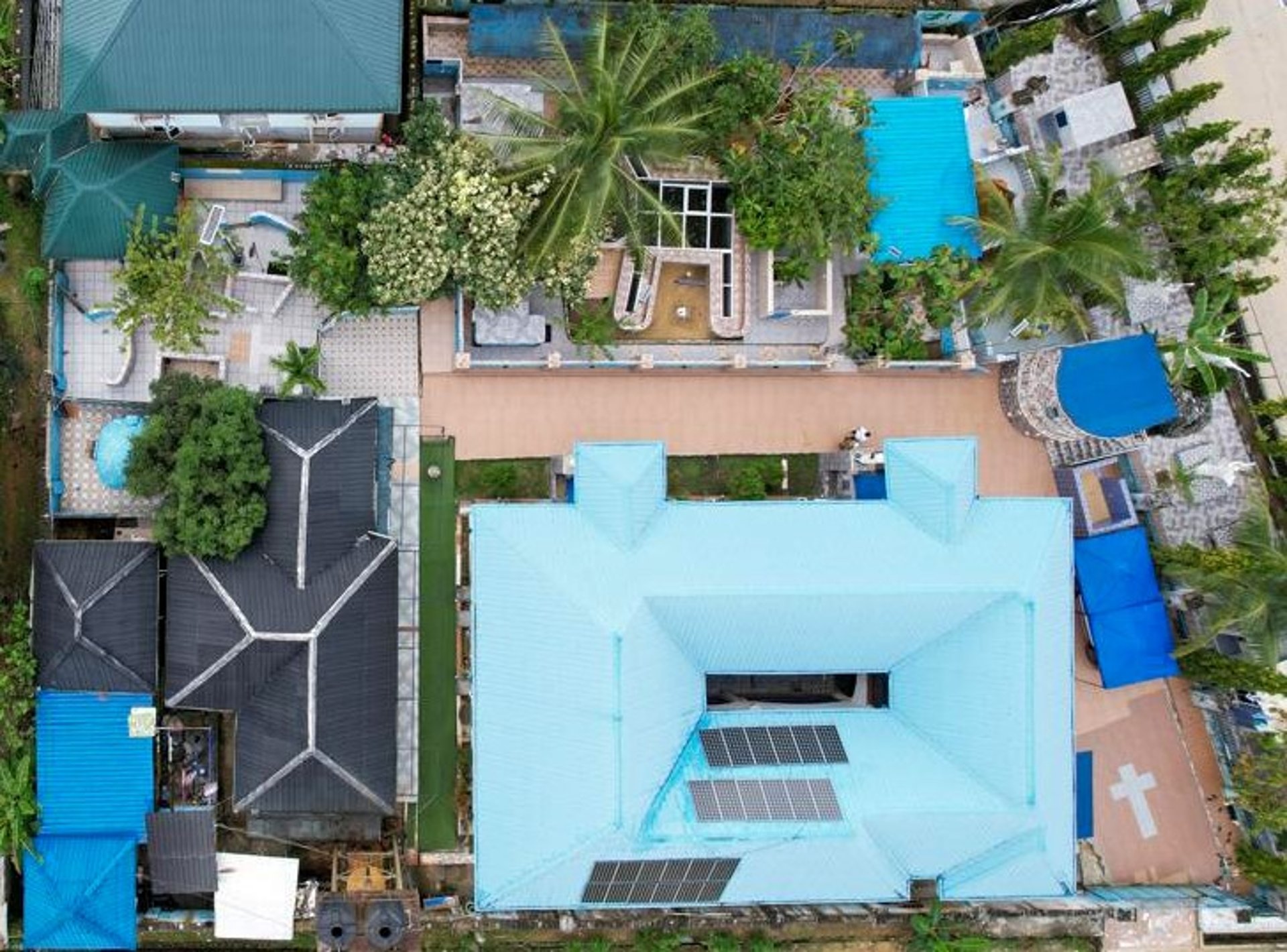 gray computer monitor