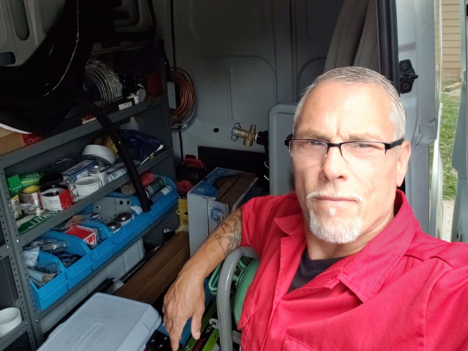 gray computer monitor